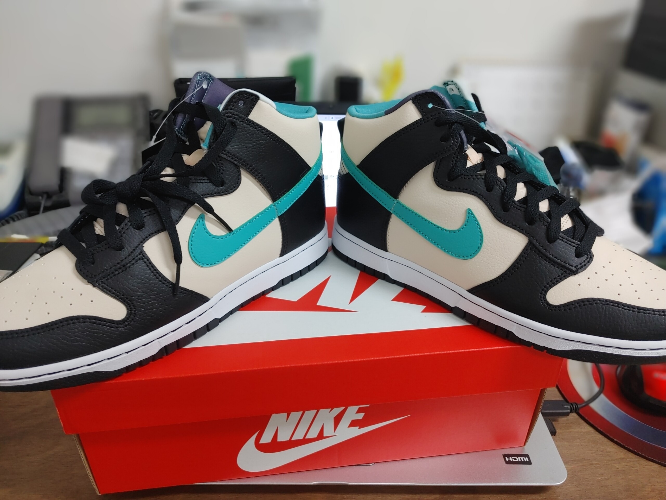 Nike Dunk High Retro EMB Pearl White Washed Teal and Black 착용 스타일 - 4