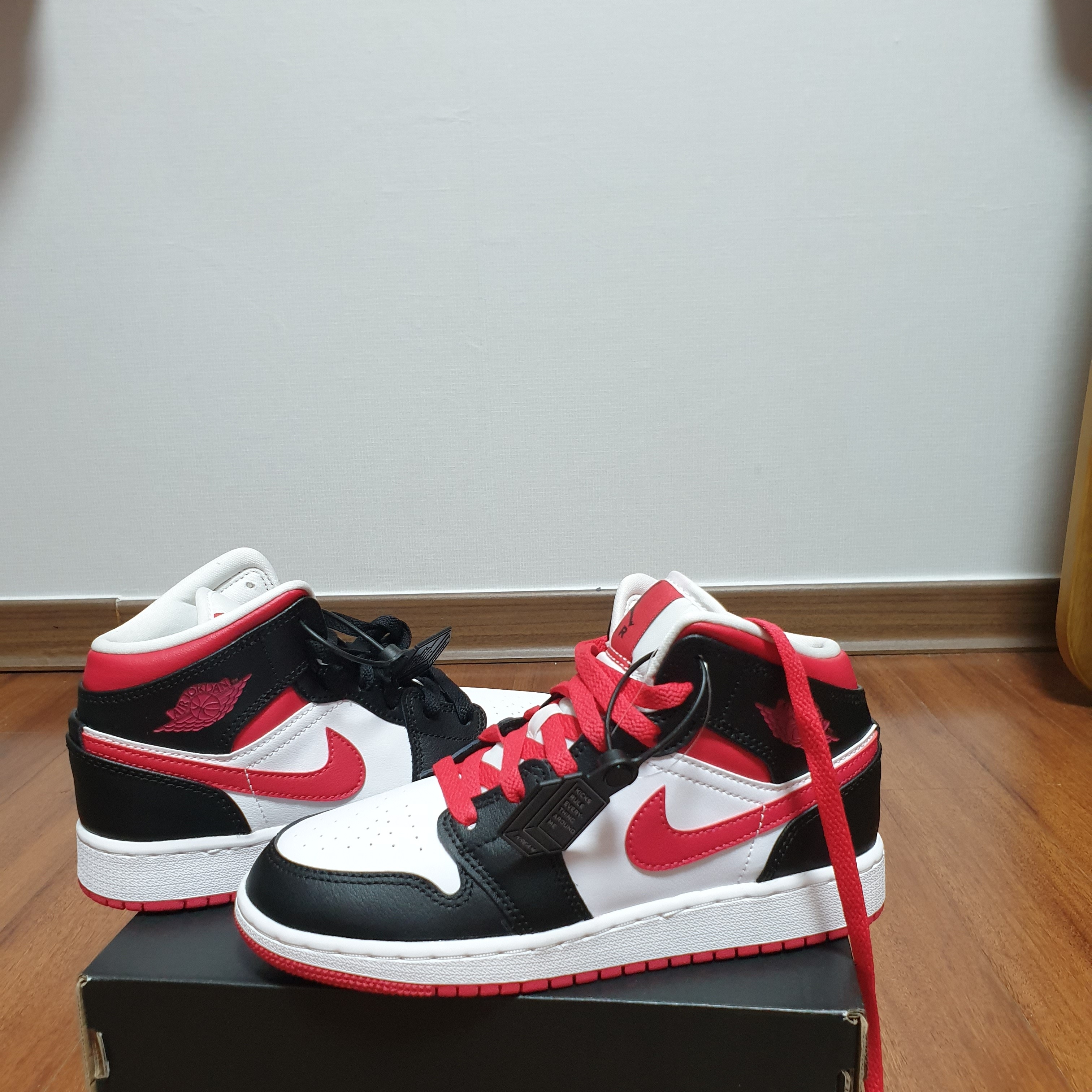 (GS) Jordan 1 Mid Very Berry  착용 스타일 - 2