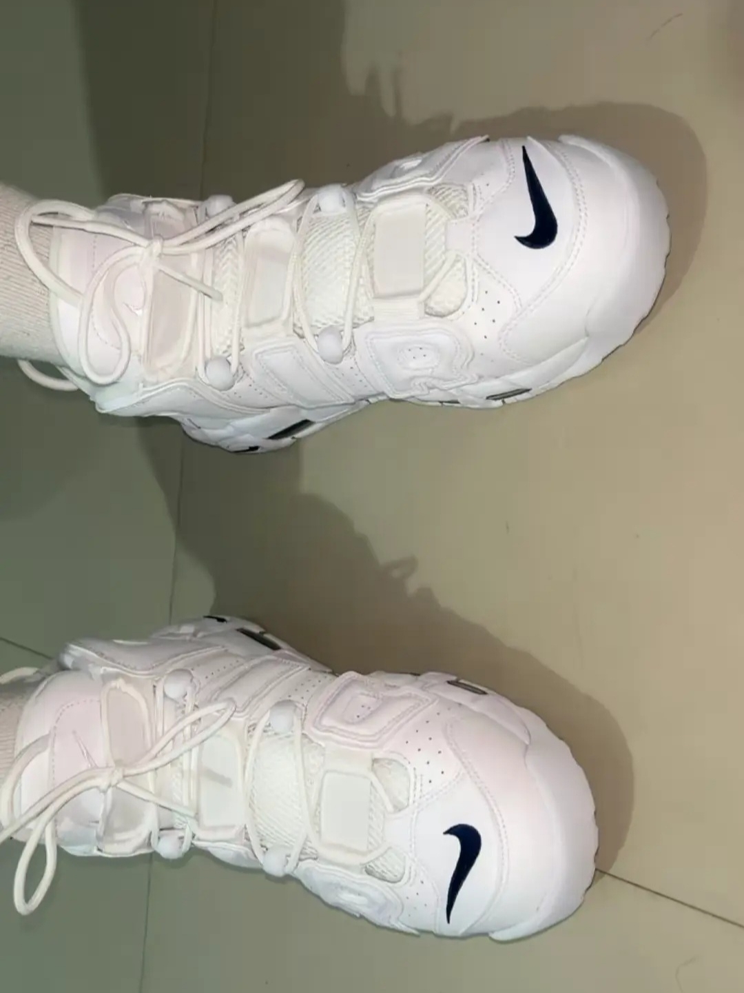 Nike Air More Uptempo 96 White Midnight Navy 착용 스타일