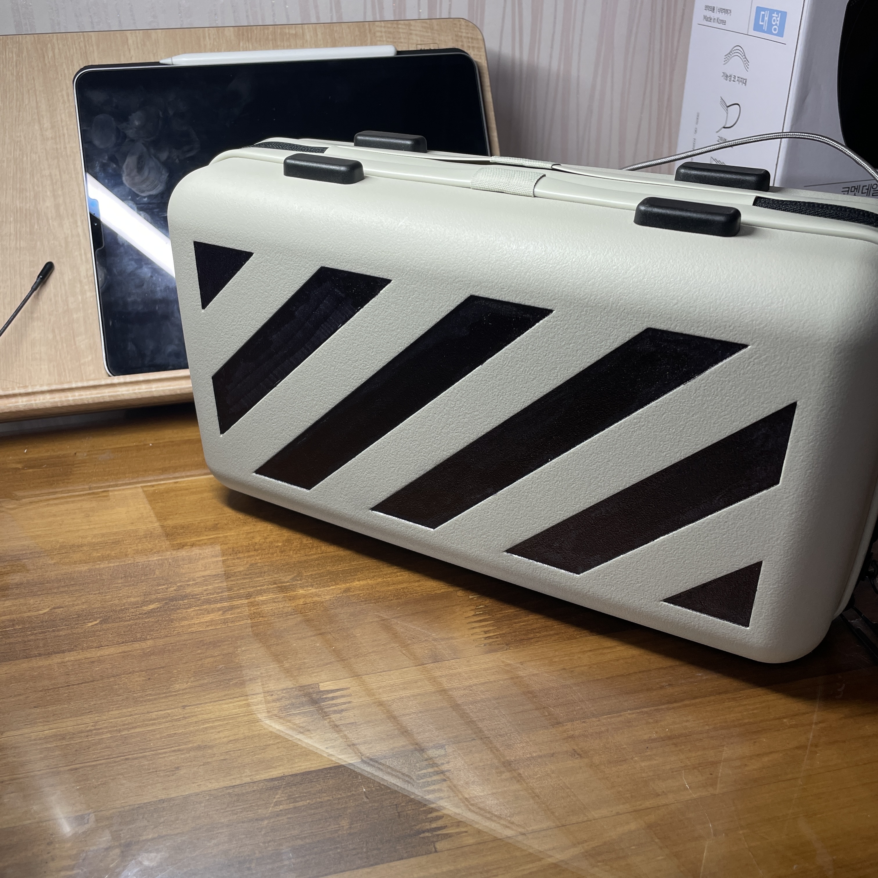 Off-White x Amore Pacific Protection Box (Without Cosmetics) 착용 스타일 - 2