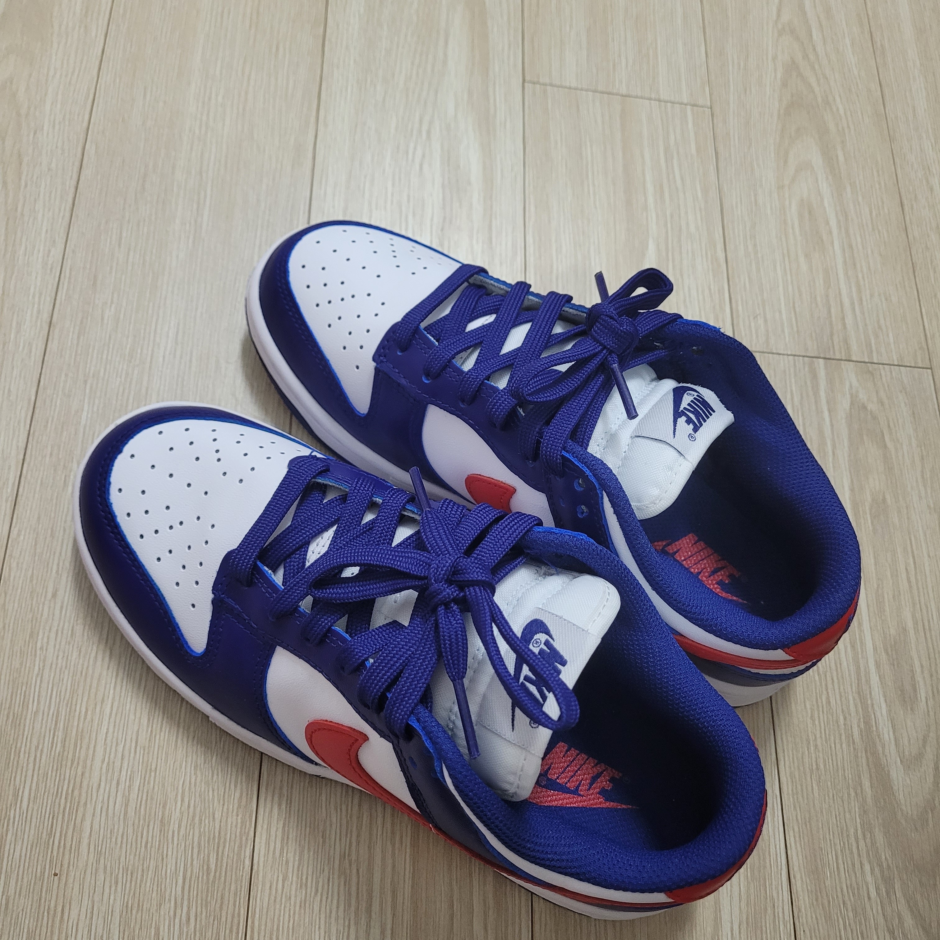 (W) Nike Dunk Low White and University Red 착용 스타일 - 2
