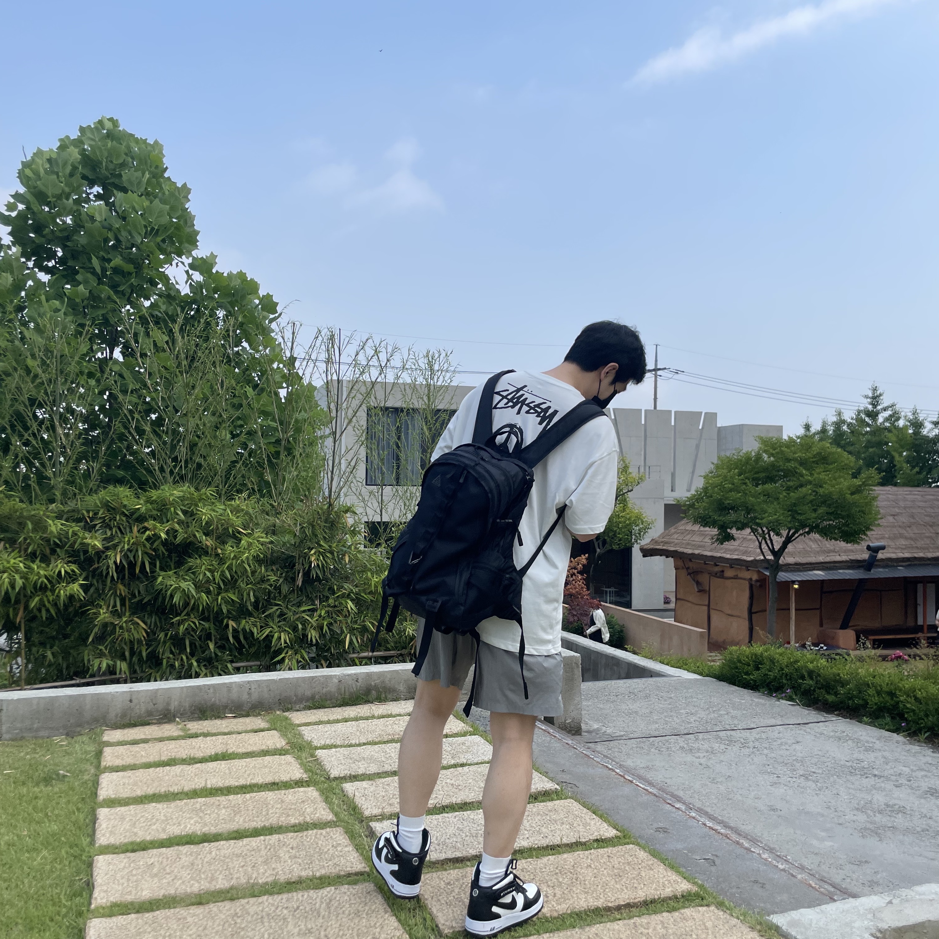 Nike x Stussy Air Force 1 '07 Mid SP Black and Light Bone, Nike x Stussy NRG RA T-Shirt Summit White (DM4942-121) 착용 스타일
