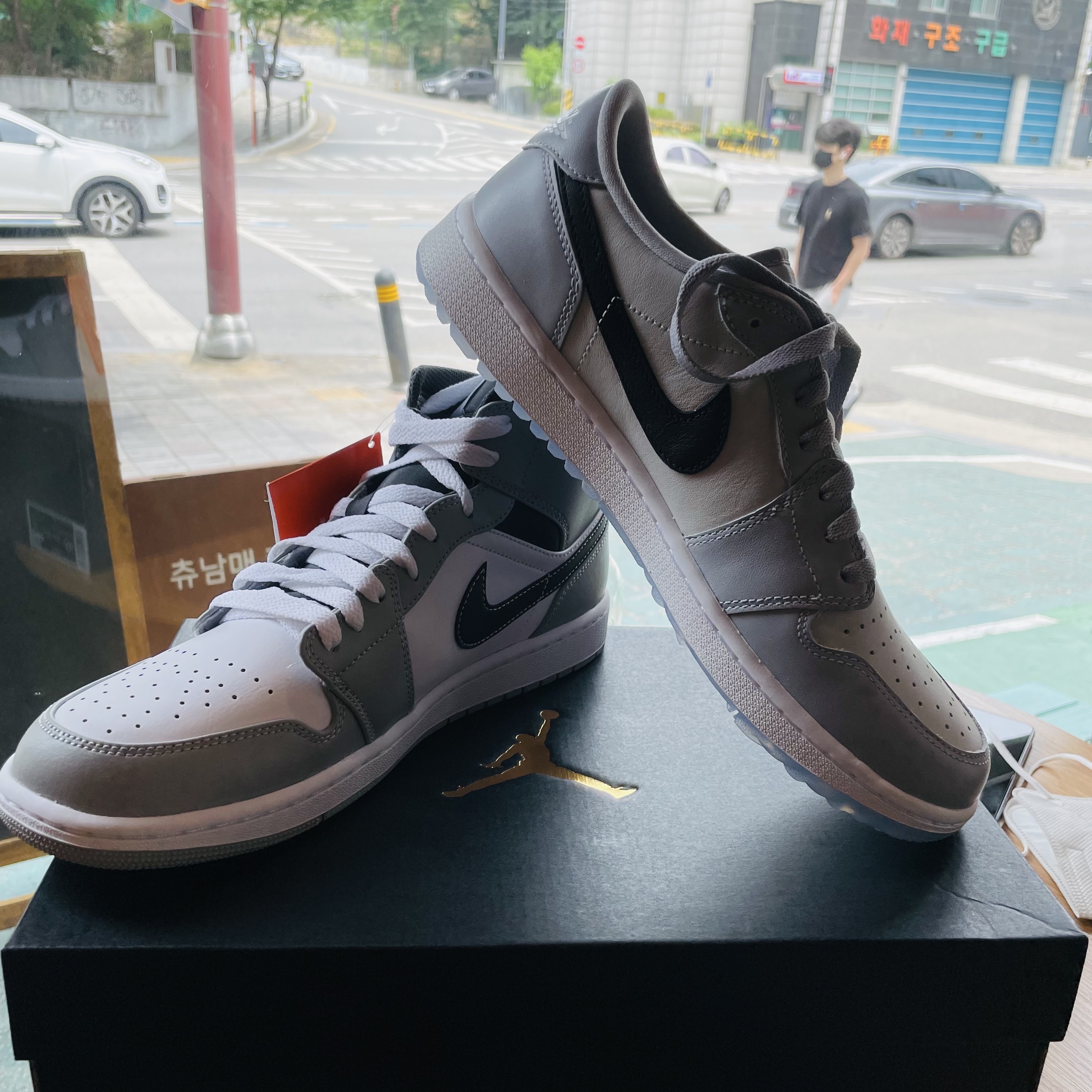 Jordan 1 Low Golf Wolf Grey, Jordan 1 Mid Light Smoke Grey Anthracite 착용 스타일