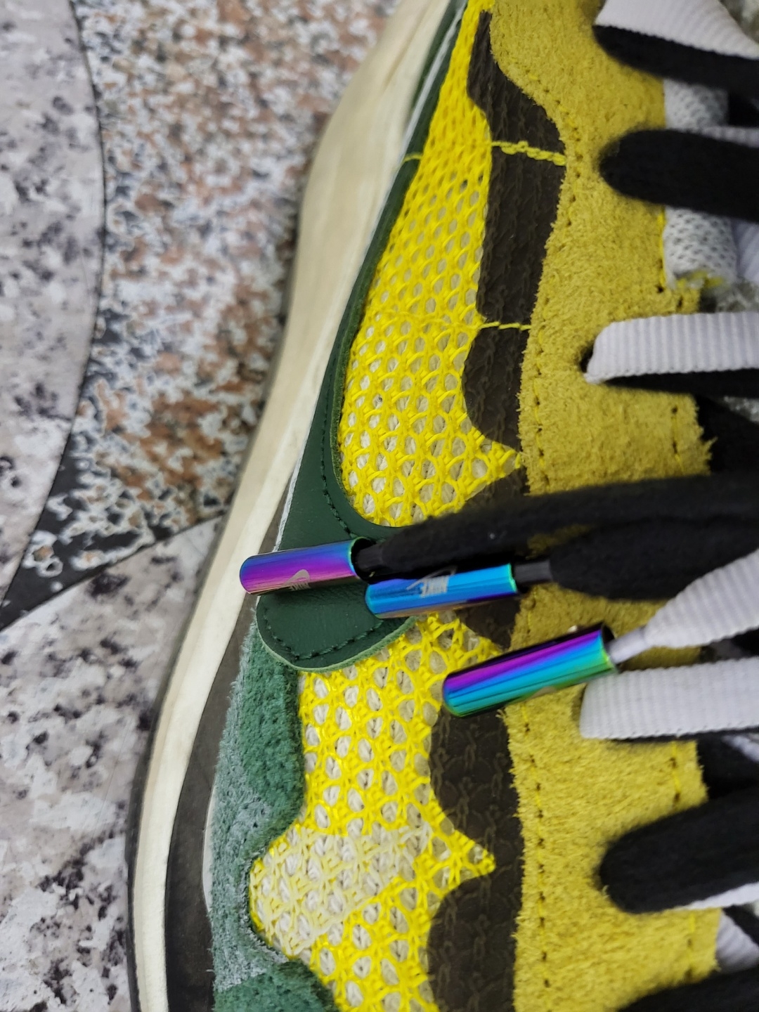 Nike x Sacai VaporWaffle Tour Yellow & Gorge Green Sail 착용 스타일 - 2