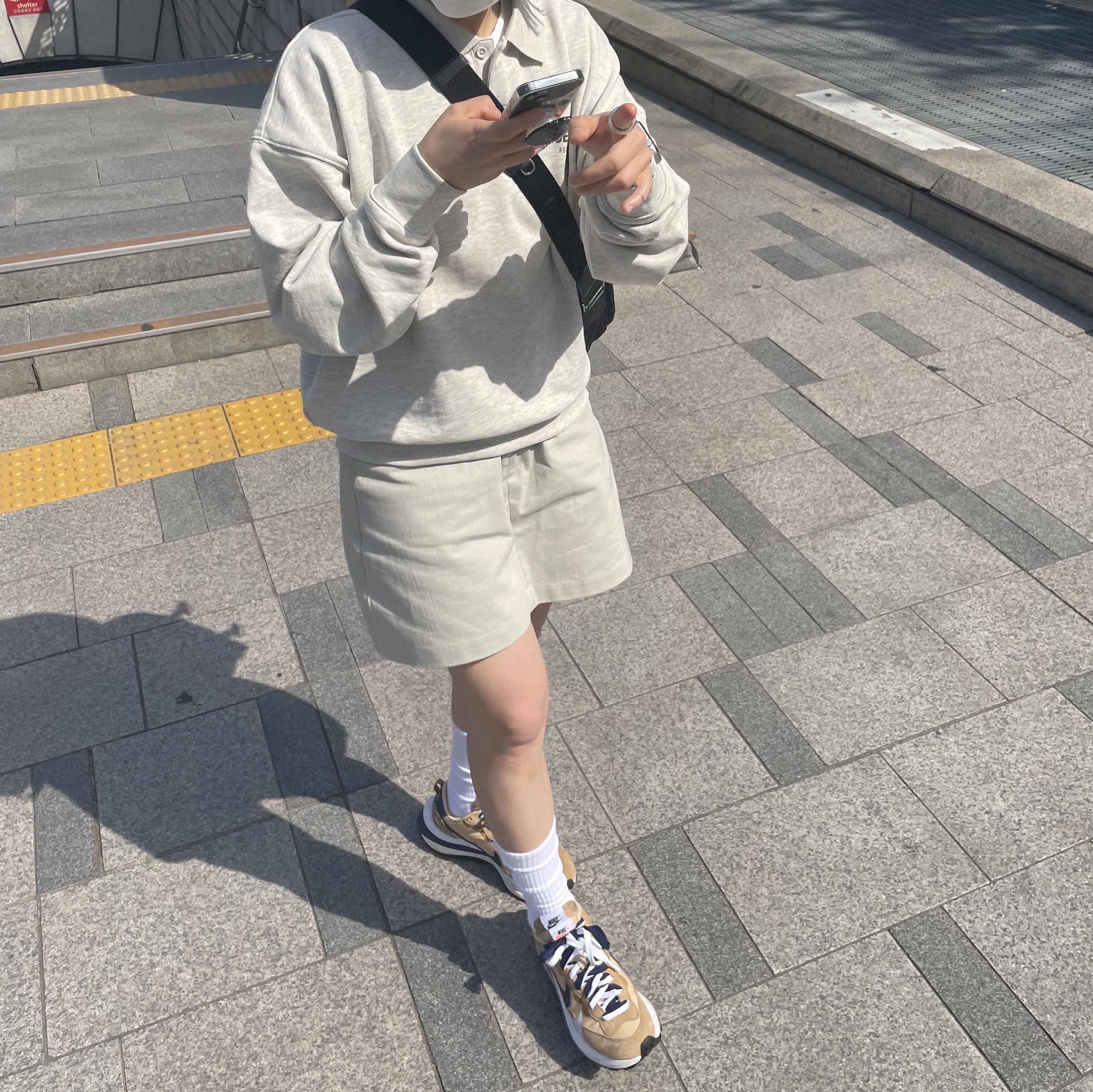 Nike x Sacai VaporWaffle Sesame and Blue Void, Essentials The Core Collection Long Sleeve Polo Tan 착용 스타일 - 1