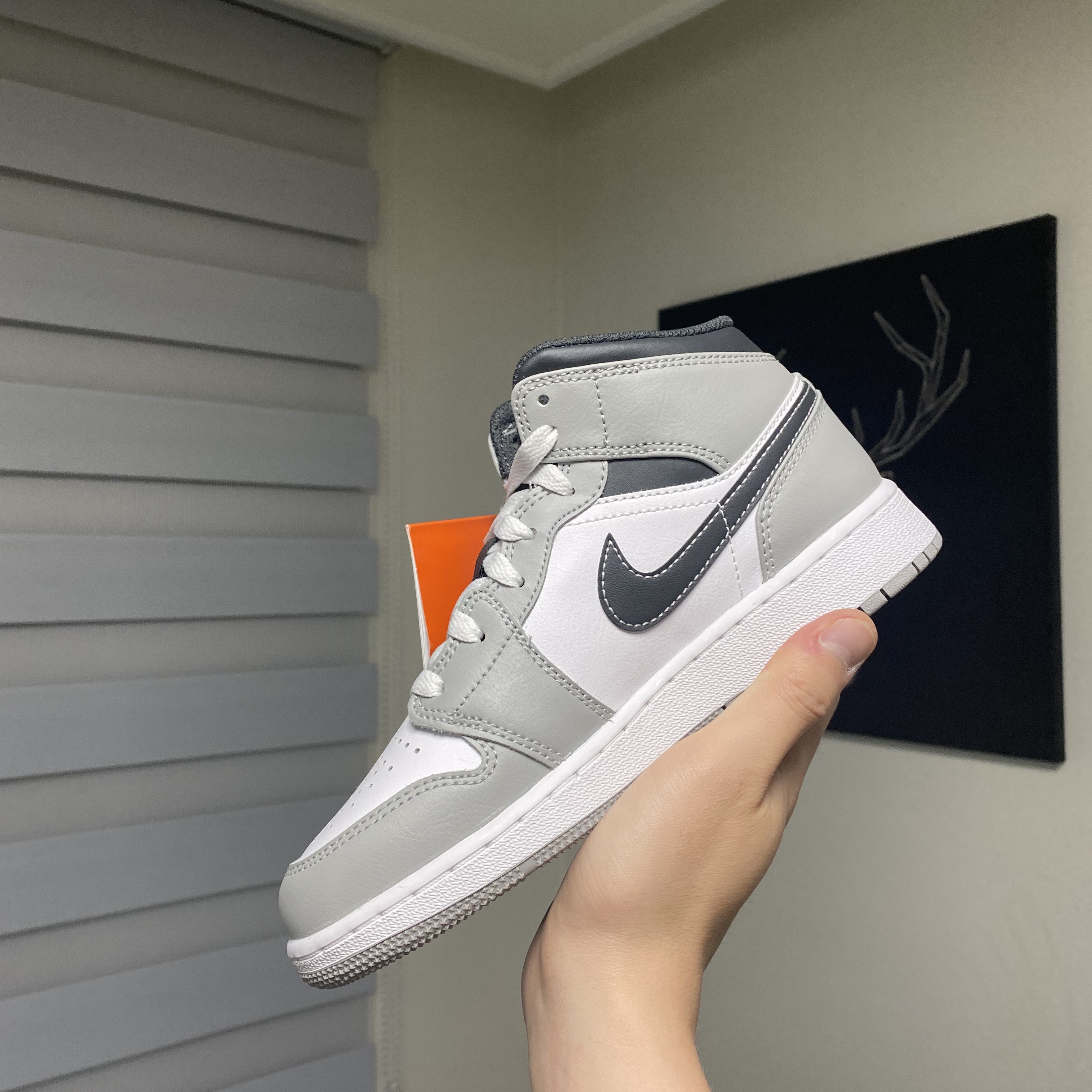 (GS) Jordan 1 Mid Light Smoke Grey Anthracite 착용 스타일 - 1