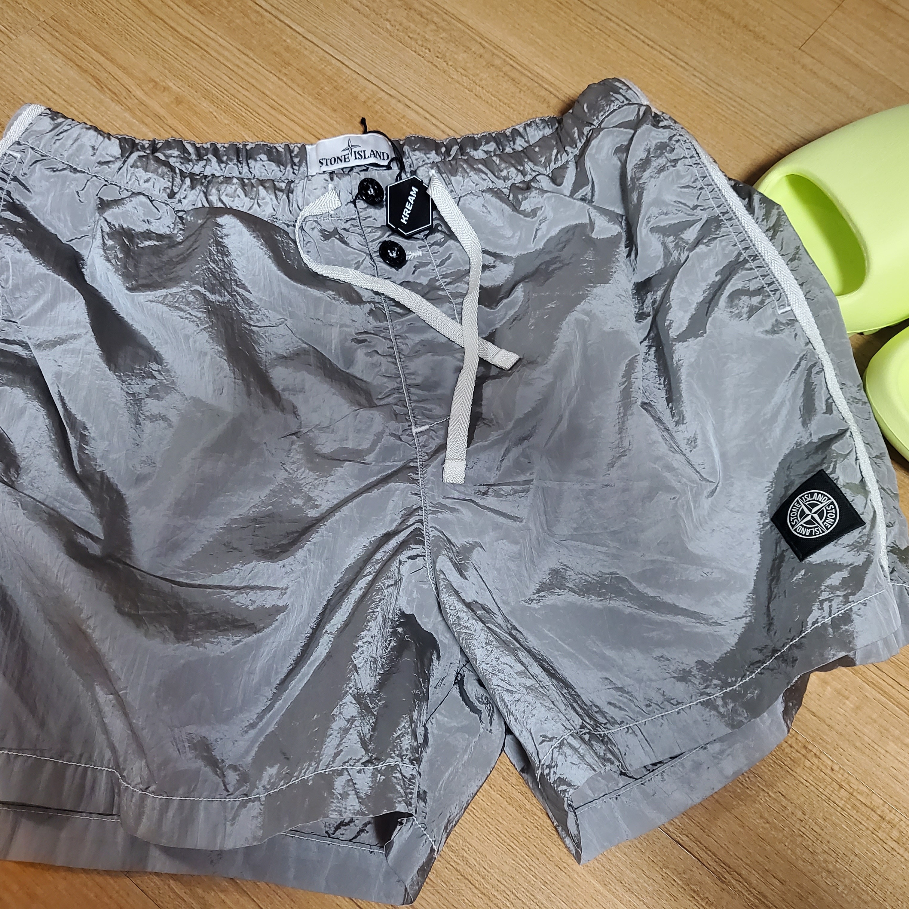Stone Island B0643 Nylon Metal Swimming Trunk Ice - 22SS, Adidas Yeezy Slide Glow Green 2022/2023 착용 스타일 - 1