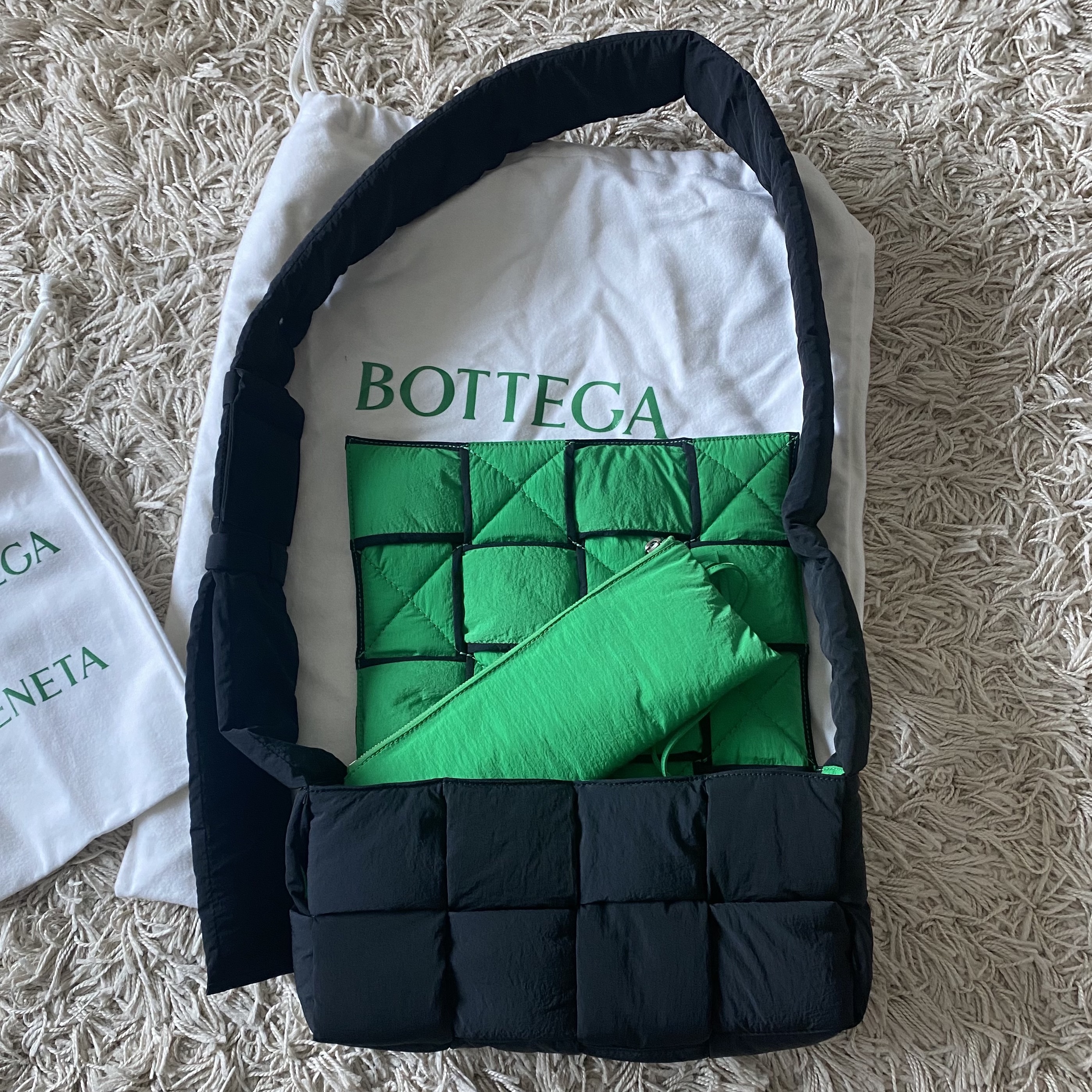 Bottega Veneta Padded Tech Cassette Black Parakeet 착용 스타일