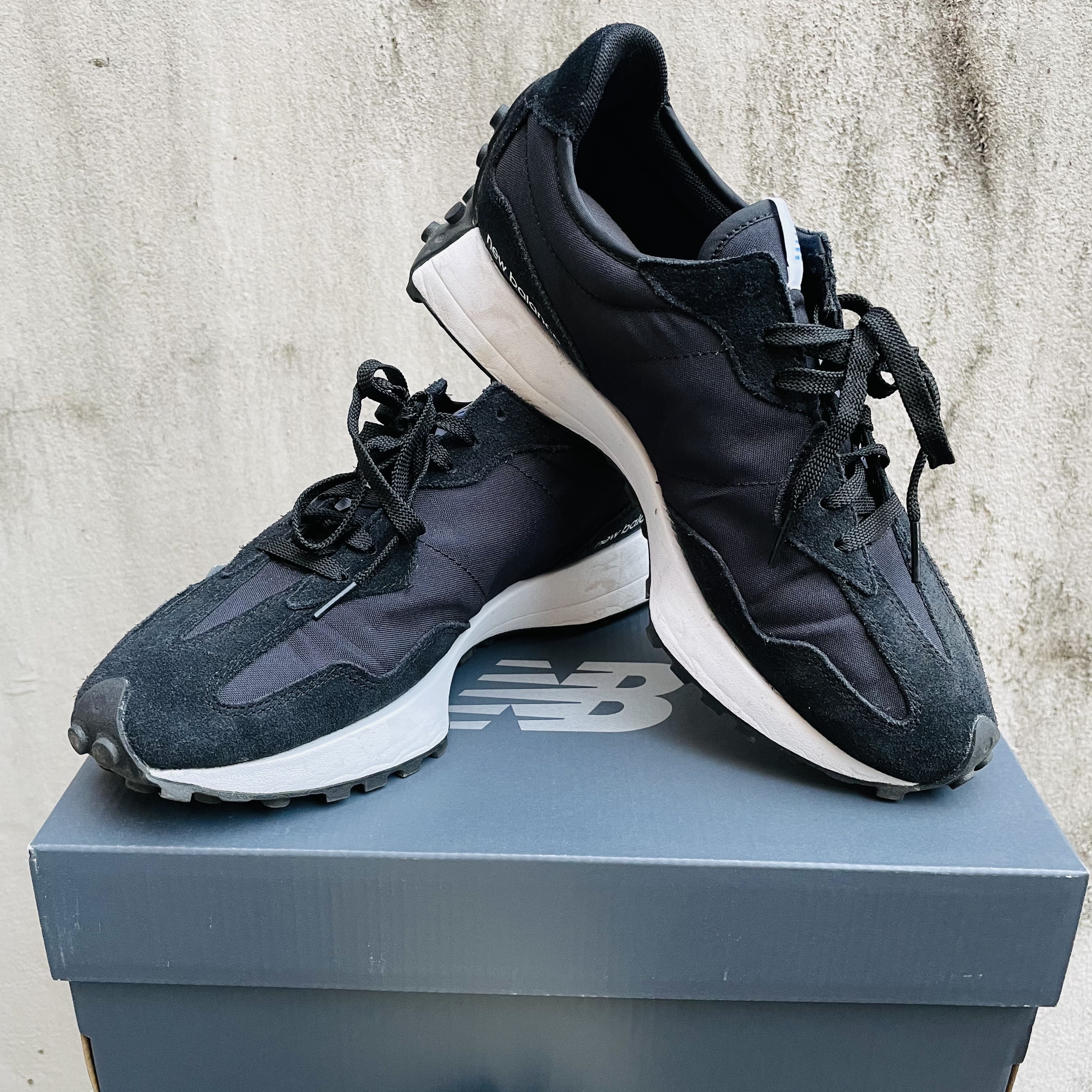 New Balance 327 Black 착용 스타일 - 2