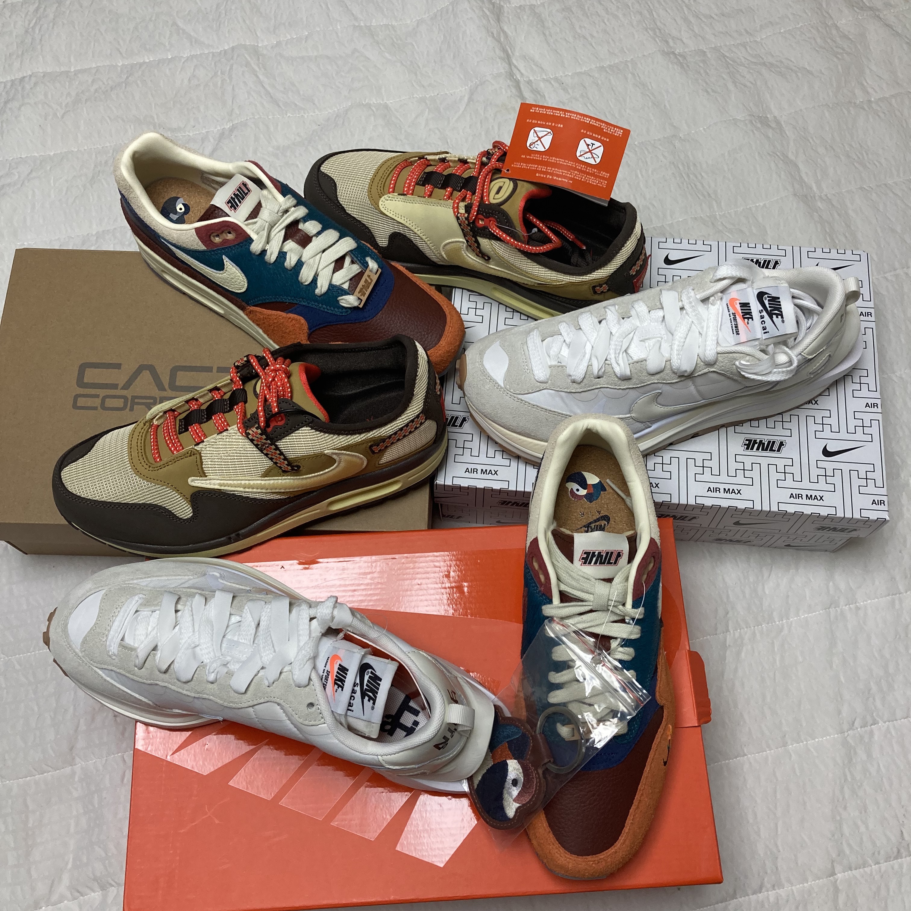 Nike x Sacai VaporWaffle White and Gum, Nike x Travis Scott Air Max 1 Cact.us Brown 착용 스타일