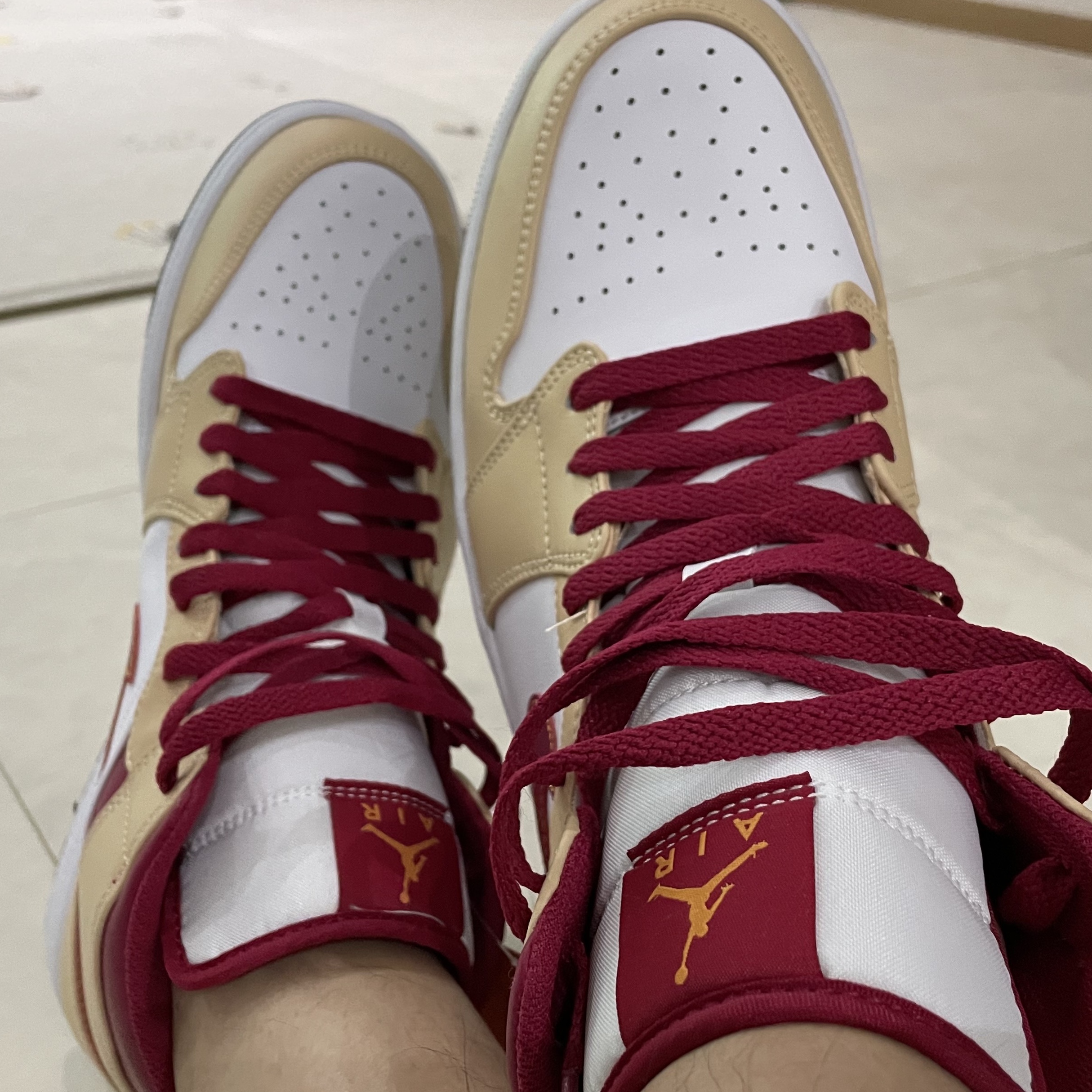 Jordan 1 Mid White Onyx Red 착용 스타일
