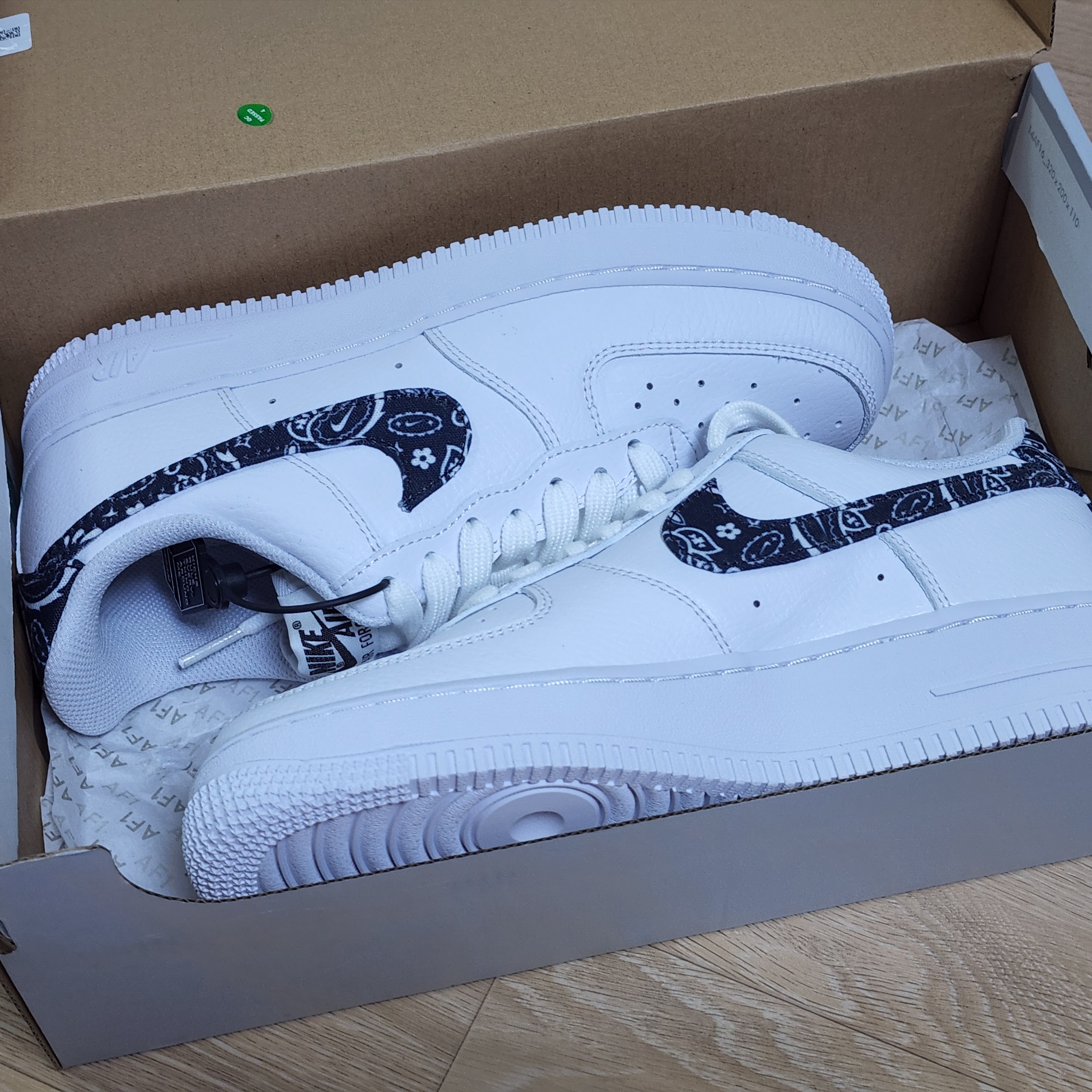 (W) Nike Air Force 1 '07 Essential Paisley Swoosh White Black 착용 스타일 - 2