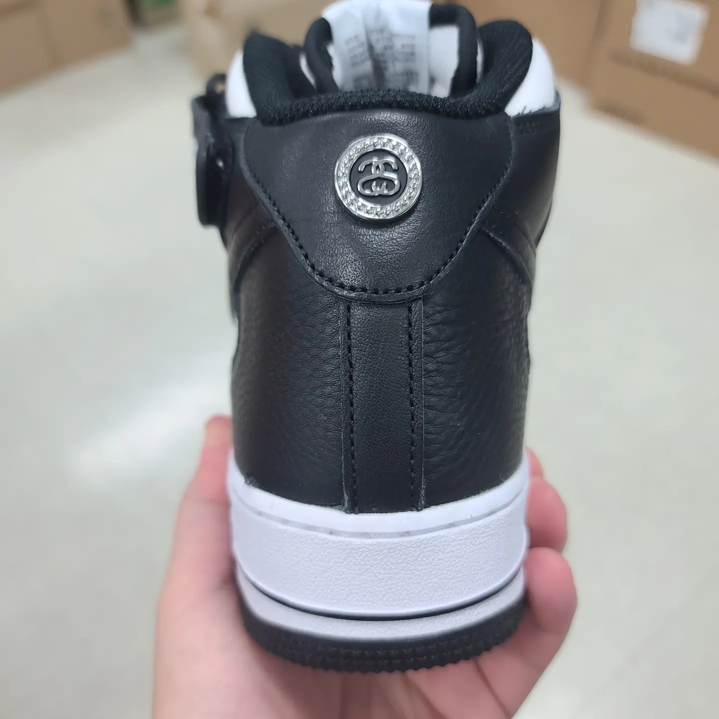 Nike x Stussy Air Force 1 '07 Mid SP Black and Light Bone 착용 스타일 - 4