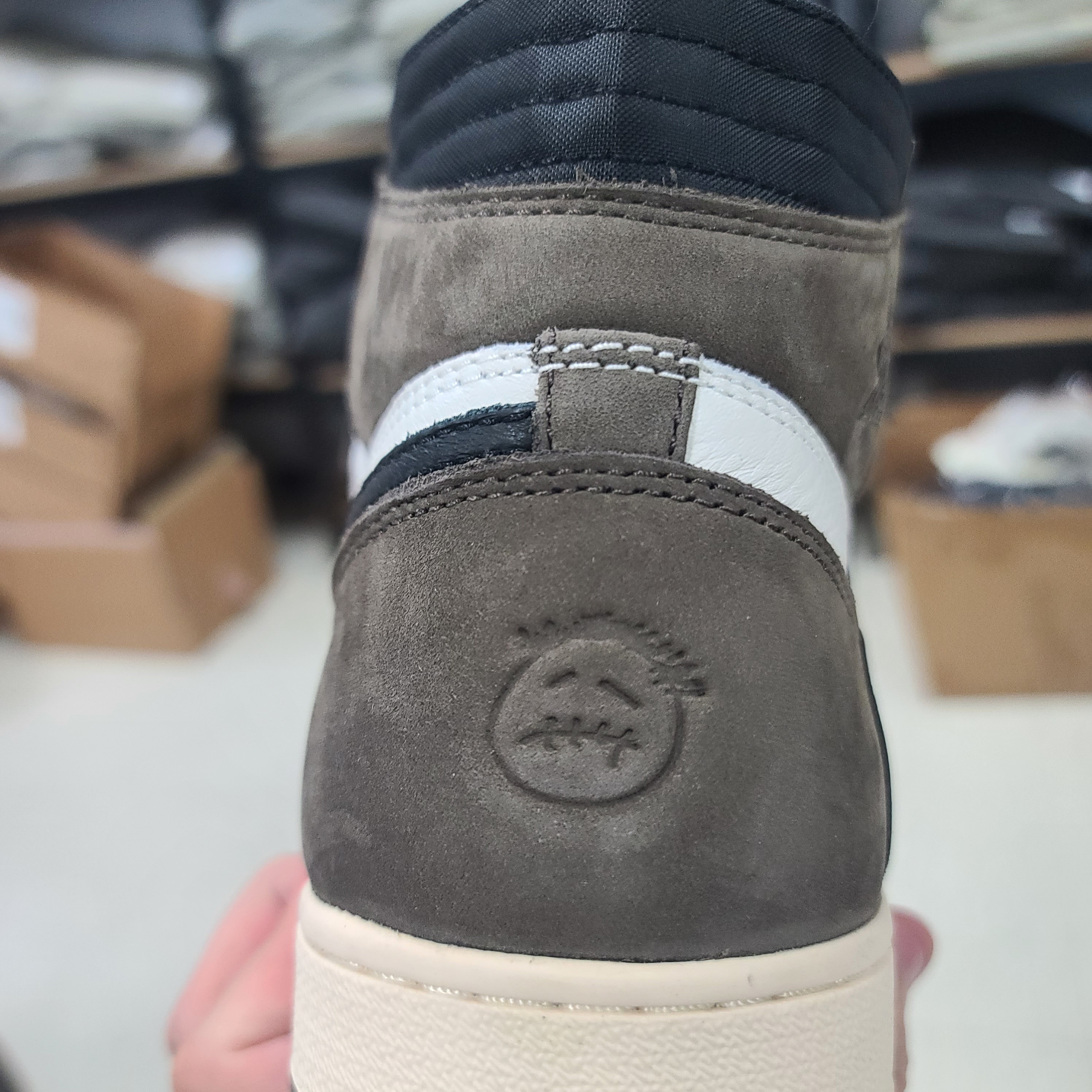 Jordan 1 x Travis Scott Retro High OG SP Mocha 착용 스타일 - 4