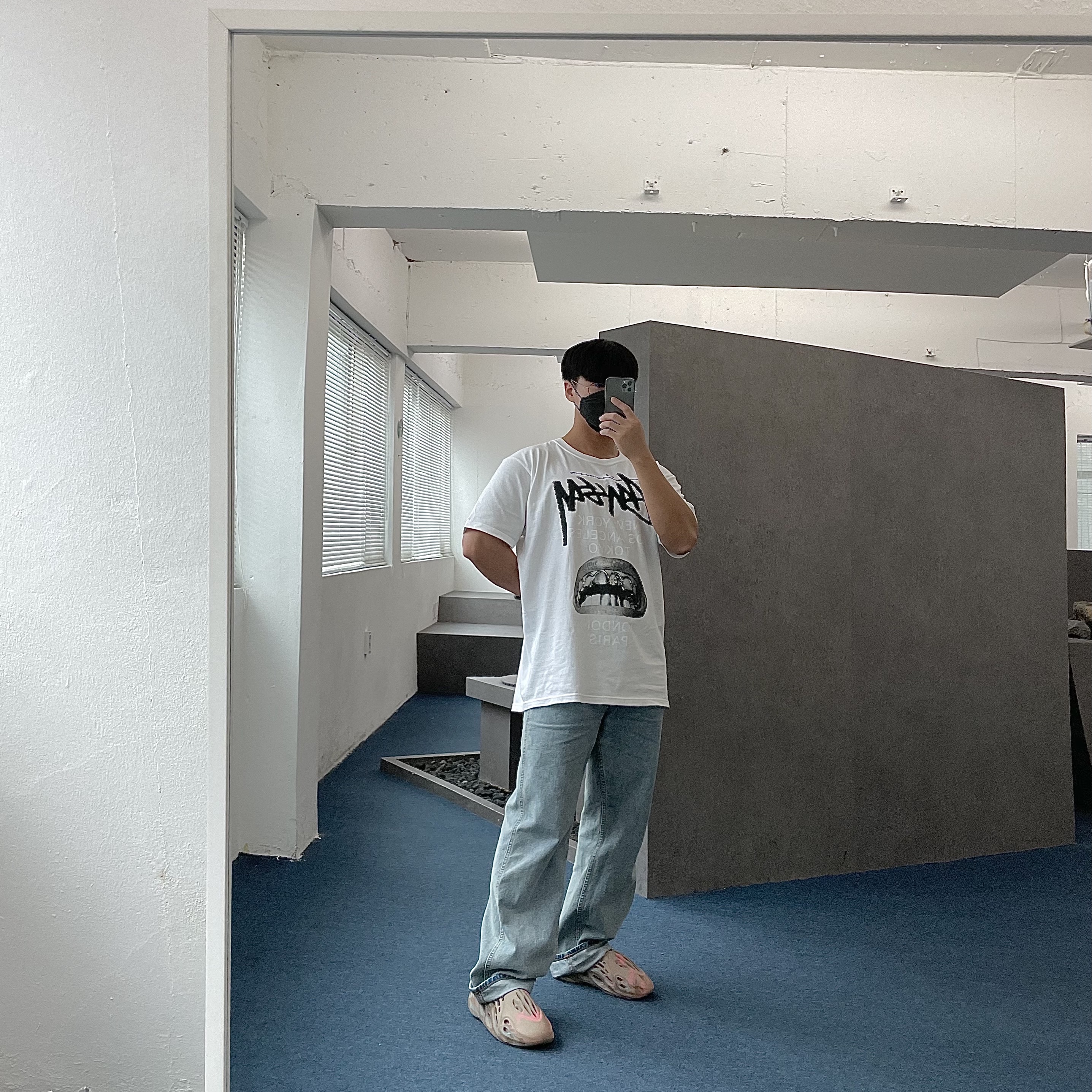 Adidas Yeezy Foam RNNR MX Sand Grey, Stussy x Rick Owens 40 WT T-Shirt 착용 스타일