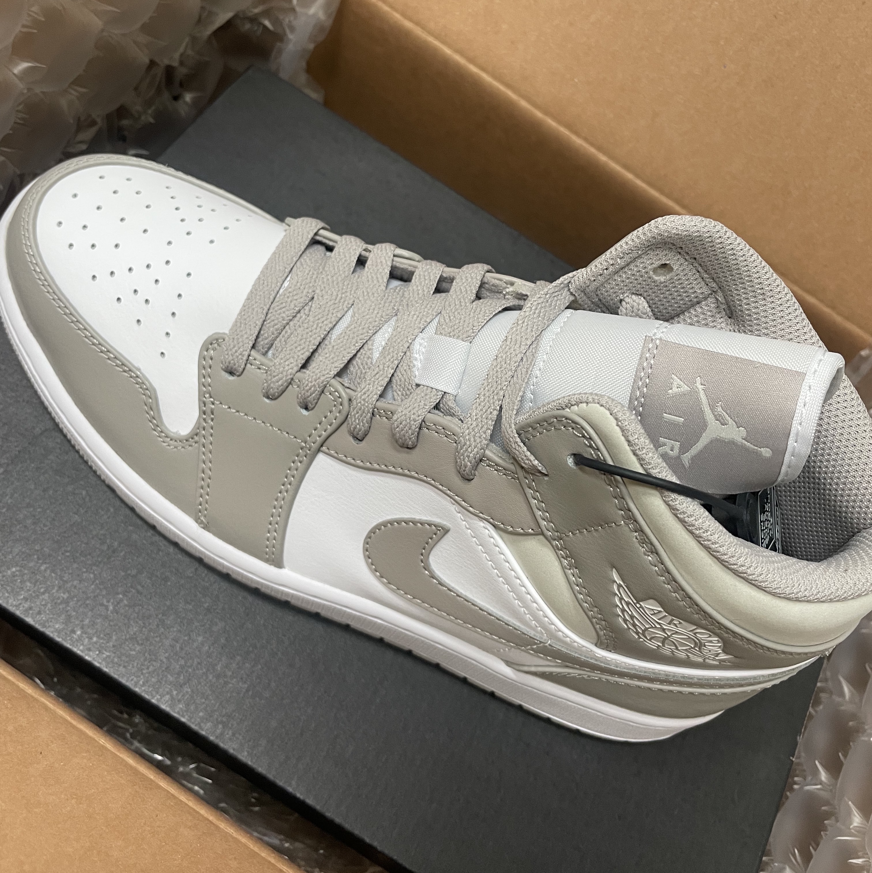 Jordan 1 Mid College Grey 착용 스타일