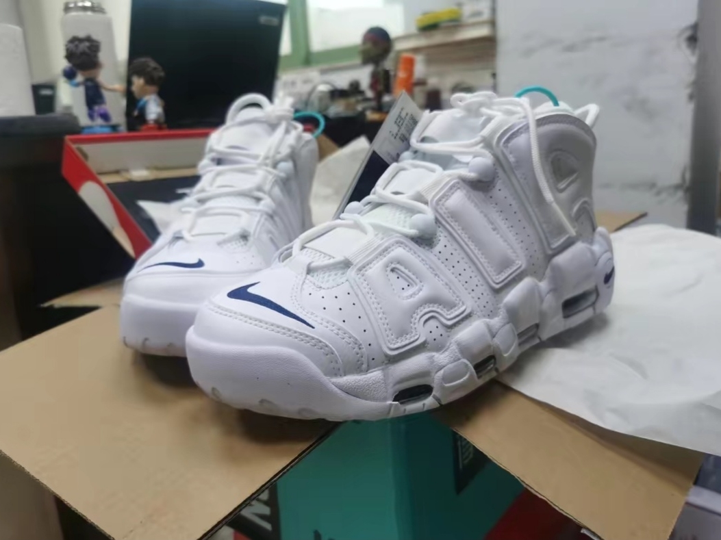 Nike Air More Uptempo 96 White Midnight Navy 착용 스타일 - 3