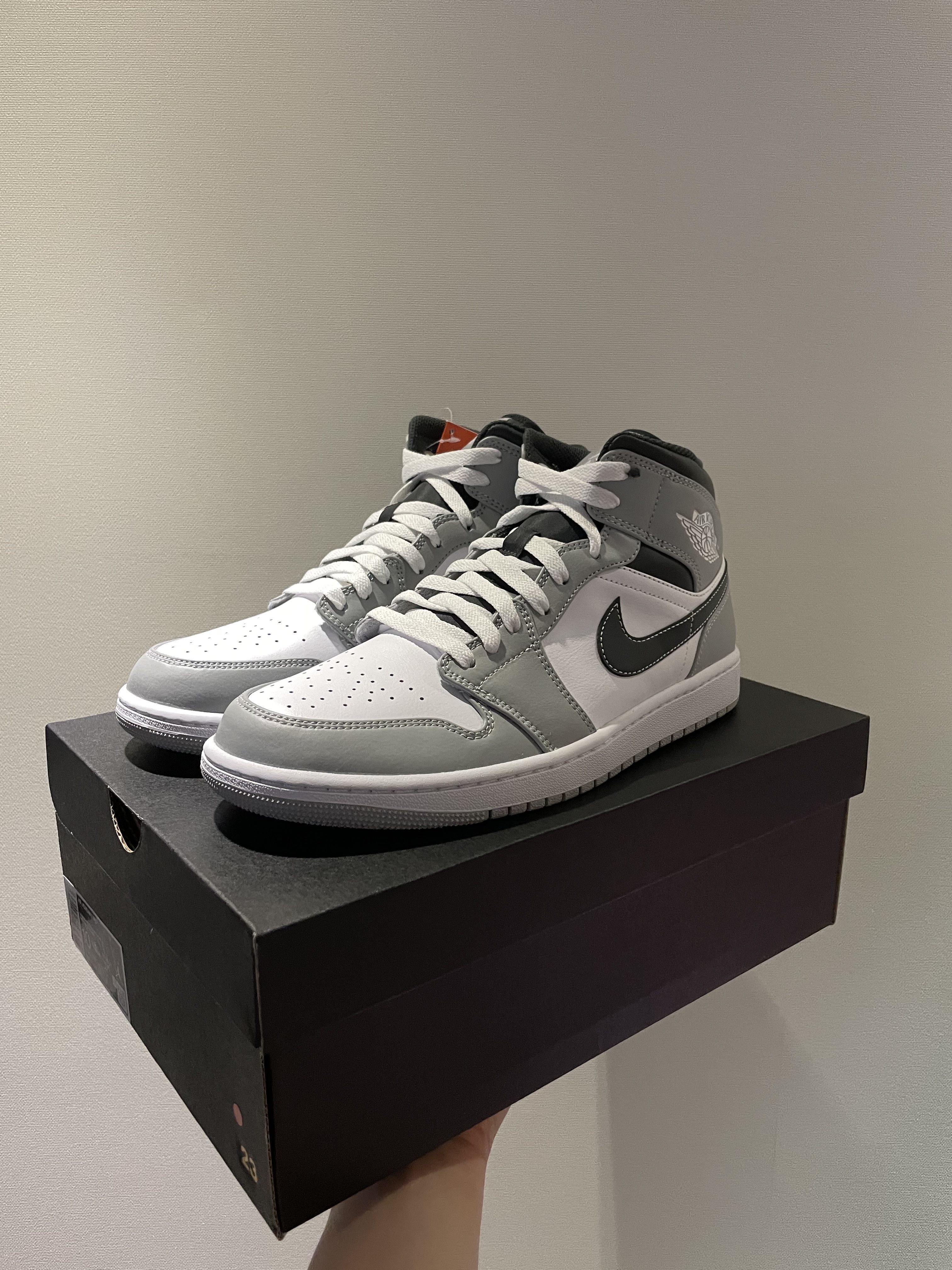 Jordan 1 Mid Light Smoke Grey Anthracite 착용 스타일 - 2