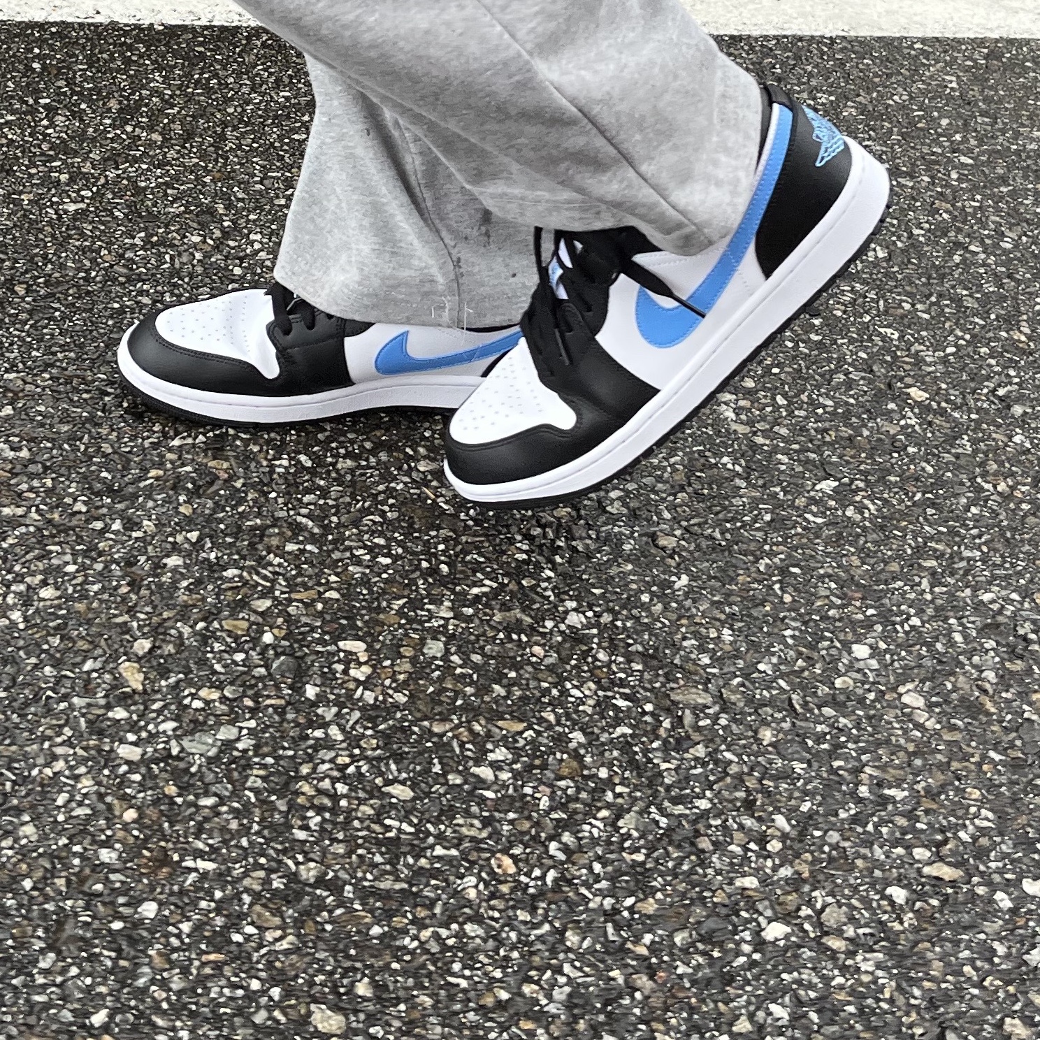 (W) Jordan 1 Low Black University Blue 착용 스타일 - 3