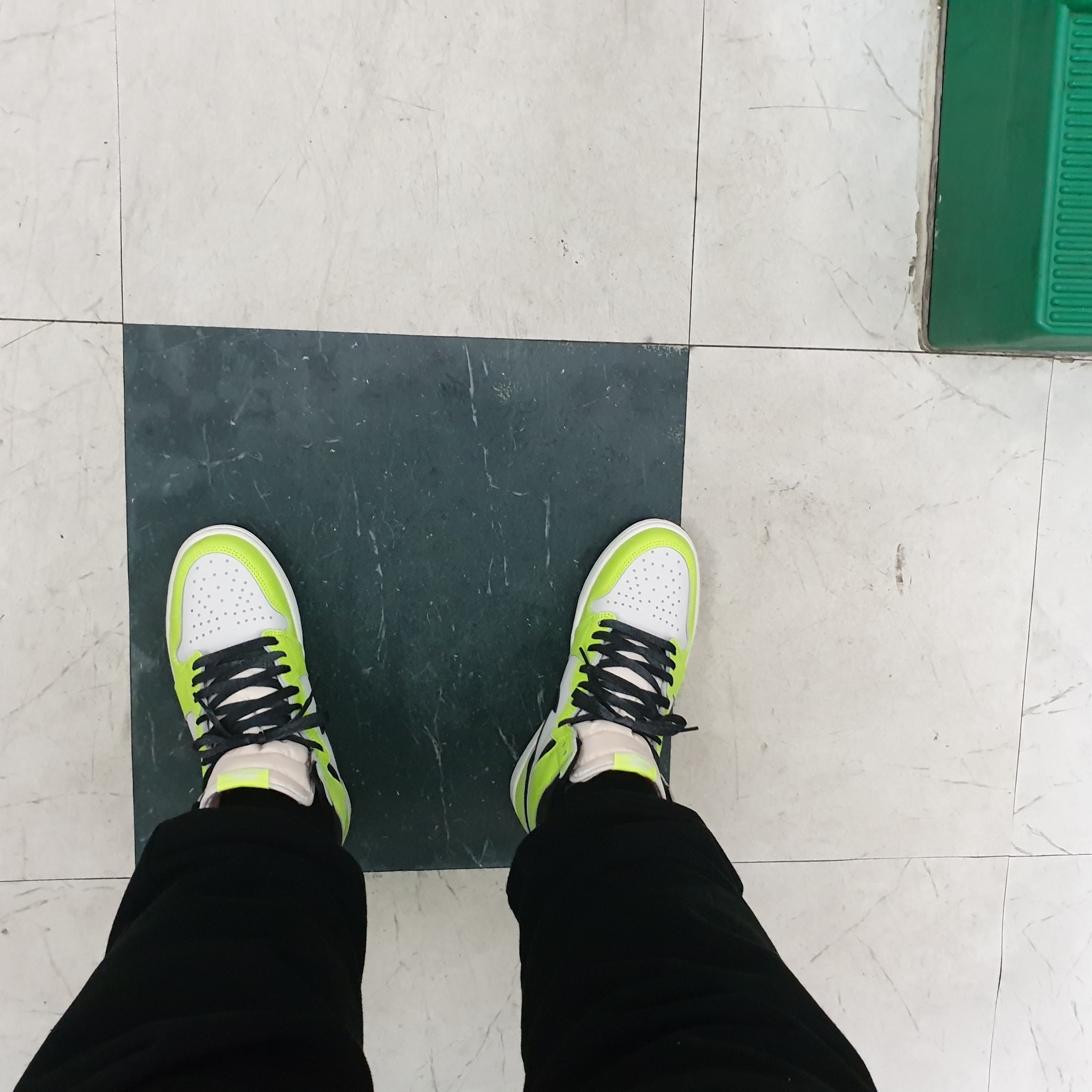 Jordan 1 Retro High OG Volt 착용 스타일 - 1