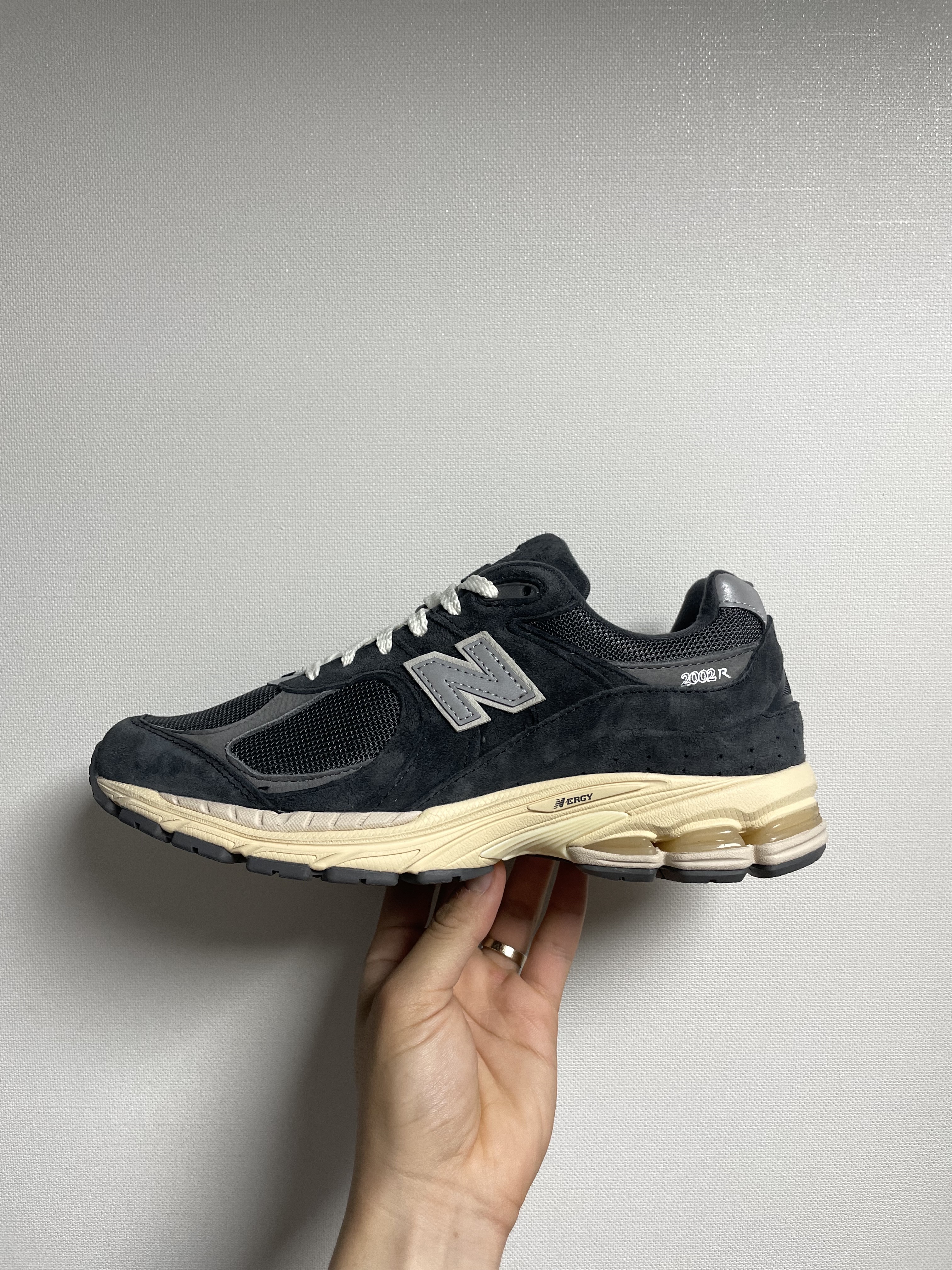 New Balance 2002R Special Vintage Black Grey 착용 스타일