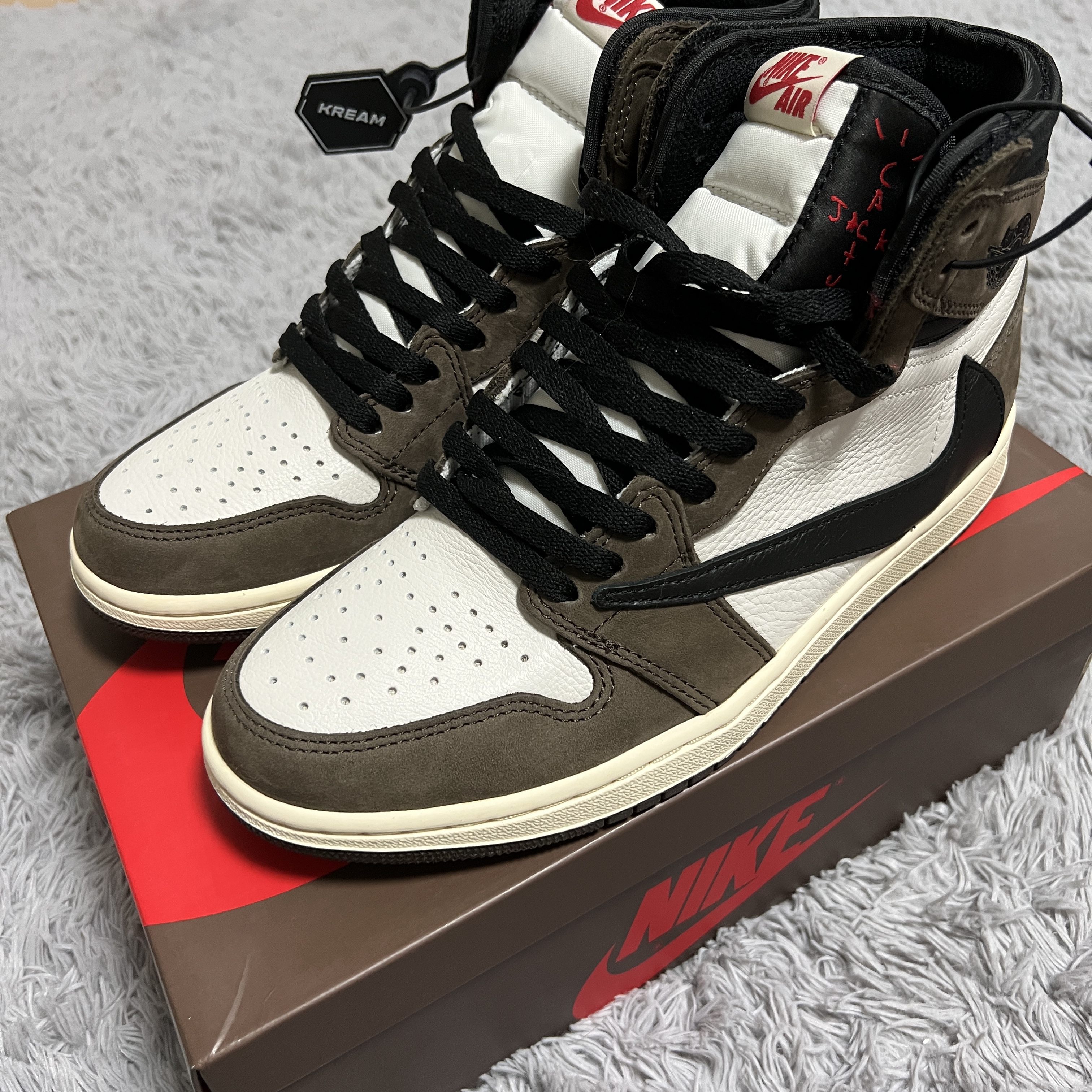 Jordan 1 x Travis Scott Retro High OG SP Mocha, Jordan 1 x Off-White Retro High University Blue 착용 스타일 - 3