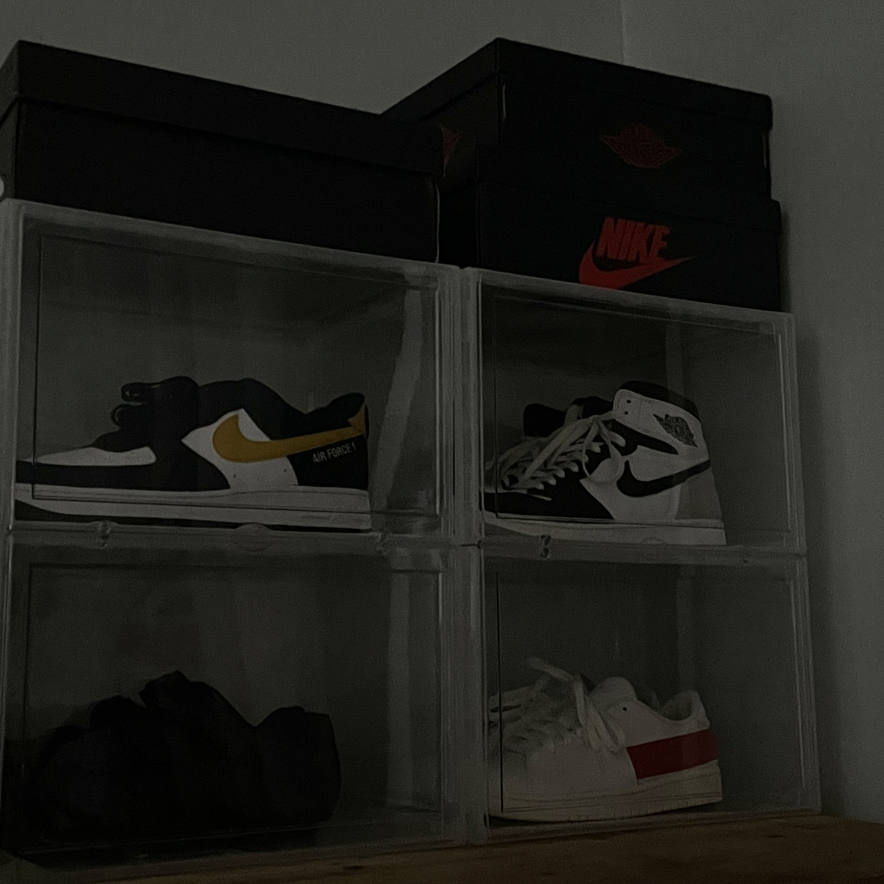 Nike Air Force 1 '07 LV8 Athletic Club Black Dark Sulfur, Jordan 1 Retro High OG Bleached Coral 착용 스타일