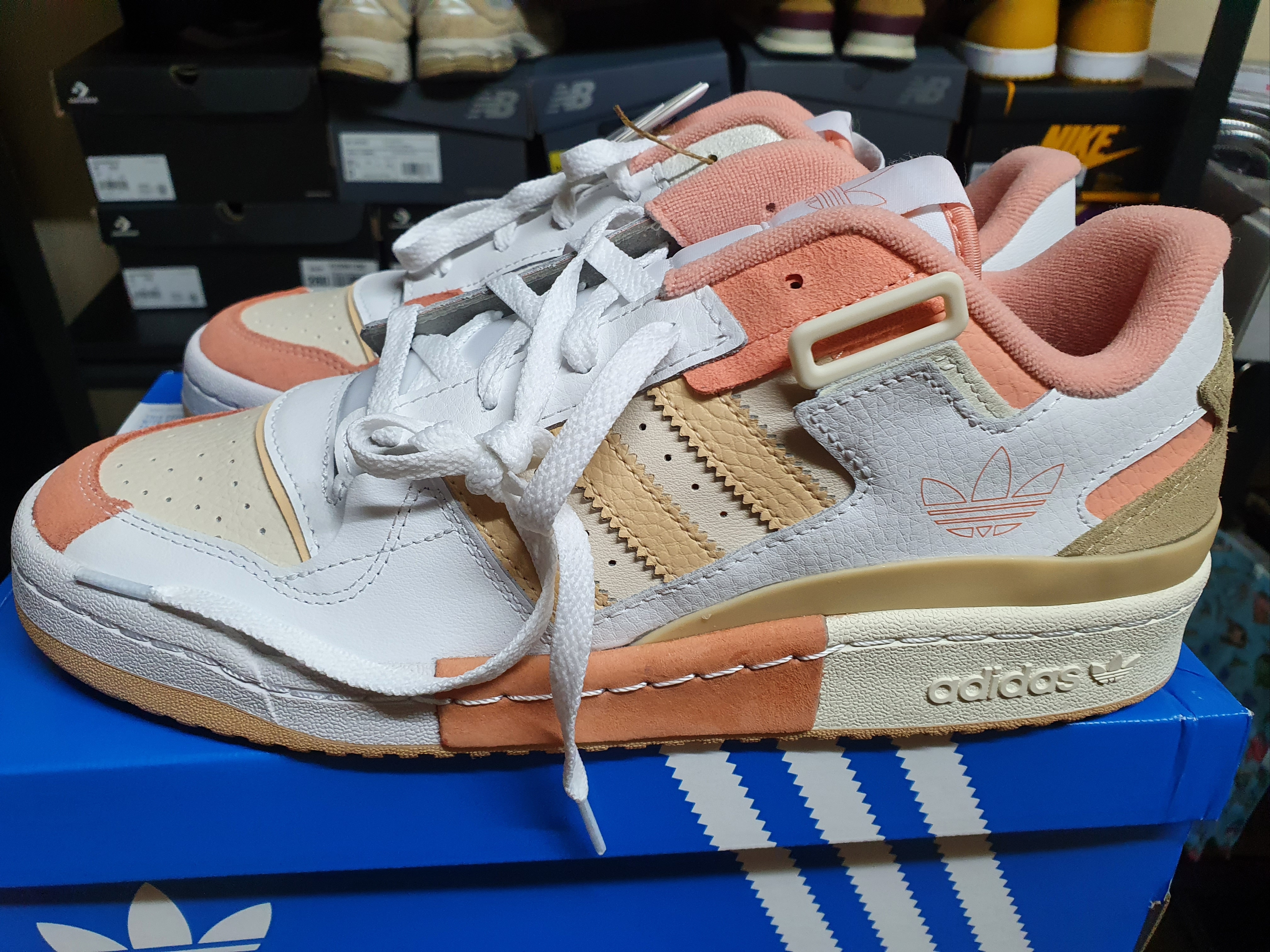 Adidas Forum Exhibit Low Cream Halo Amber 착용 스타일 - 1