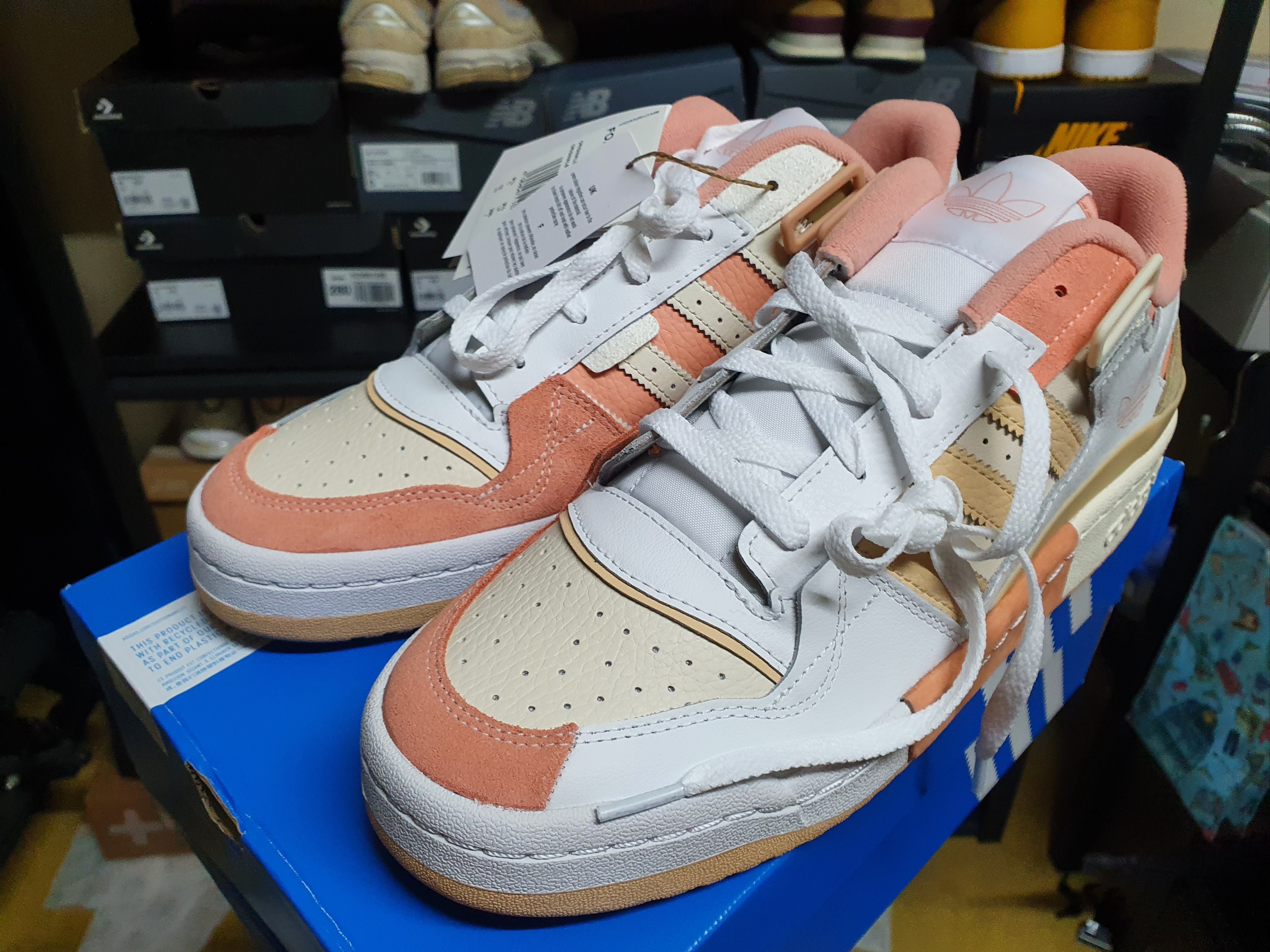Adidas Forum Exhibit Low Cream Halo Amber 착용 스타일 - 2