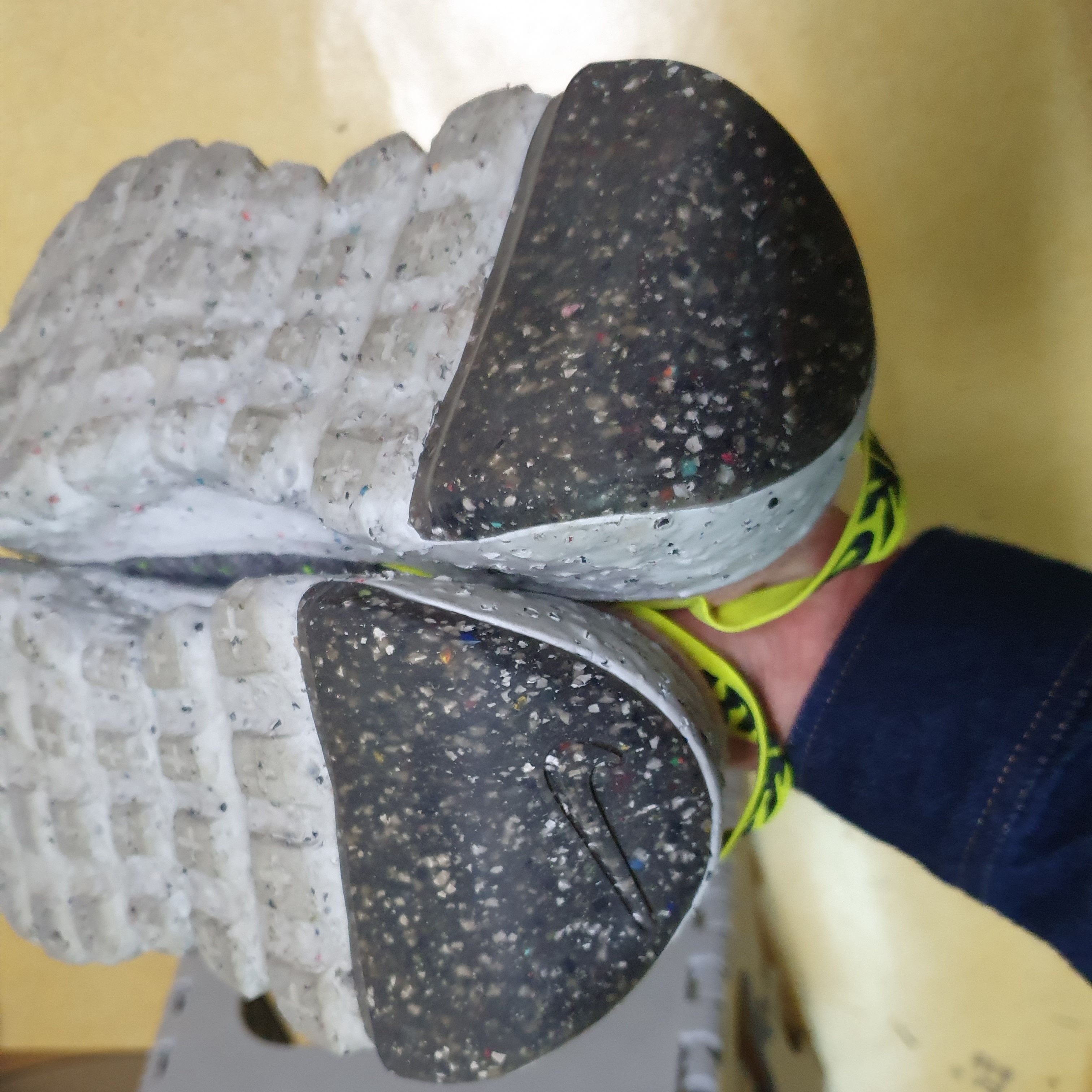 Nike Space Hippie 04 Lemon Venom 착용 스타일 - 5
