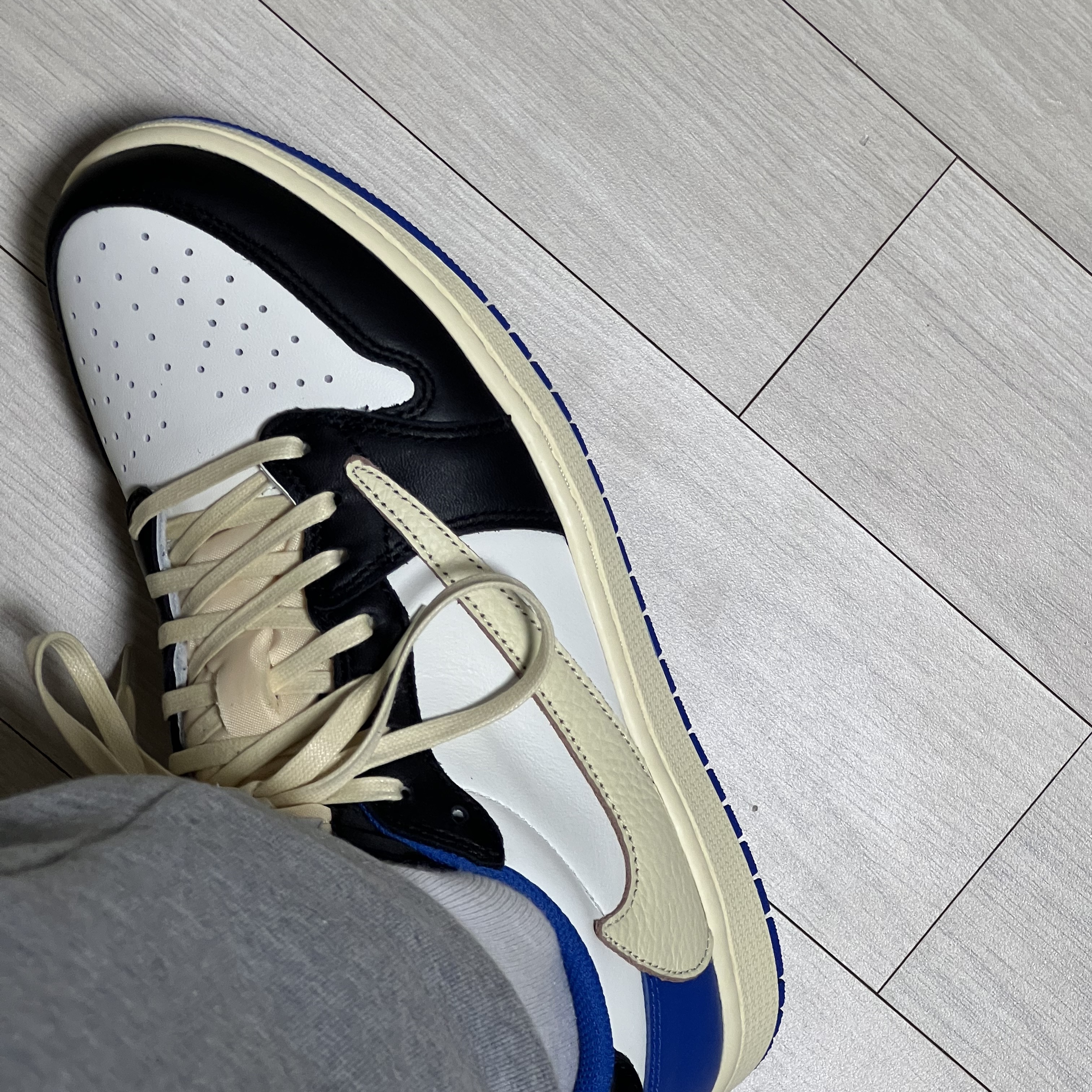 Jordan 1 x Travis Scott x Fragment Retro Low OG SP Military Blue 착용 스타일 - 3