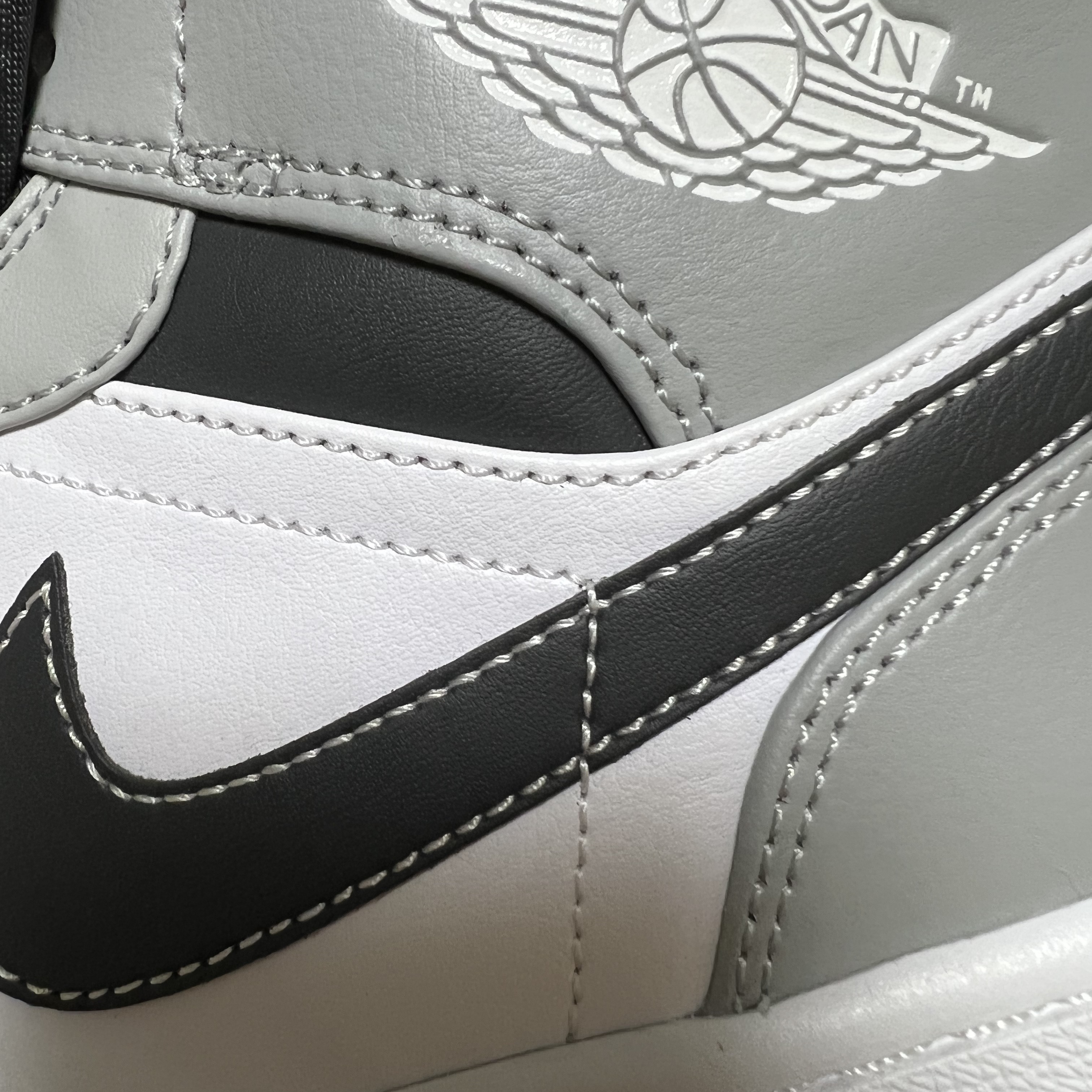 Jordan 1 Mid Light Smoke Grey Anthracite 착용 스타일 - 2