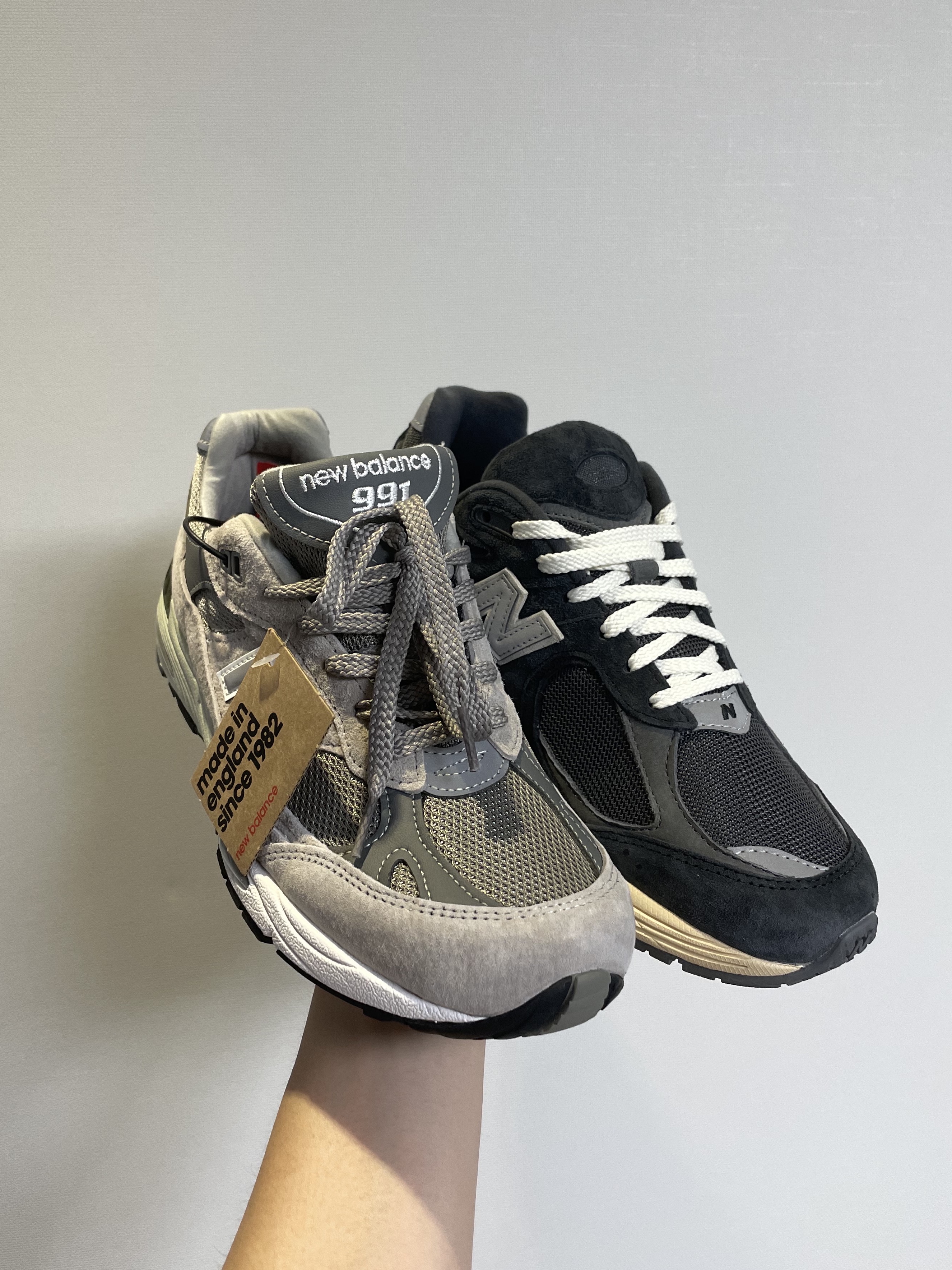 New Balance 991 Made in UK Grey, New Balance 2002R Special Vintage Black Grey 착용 스타일
