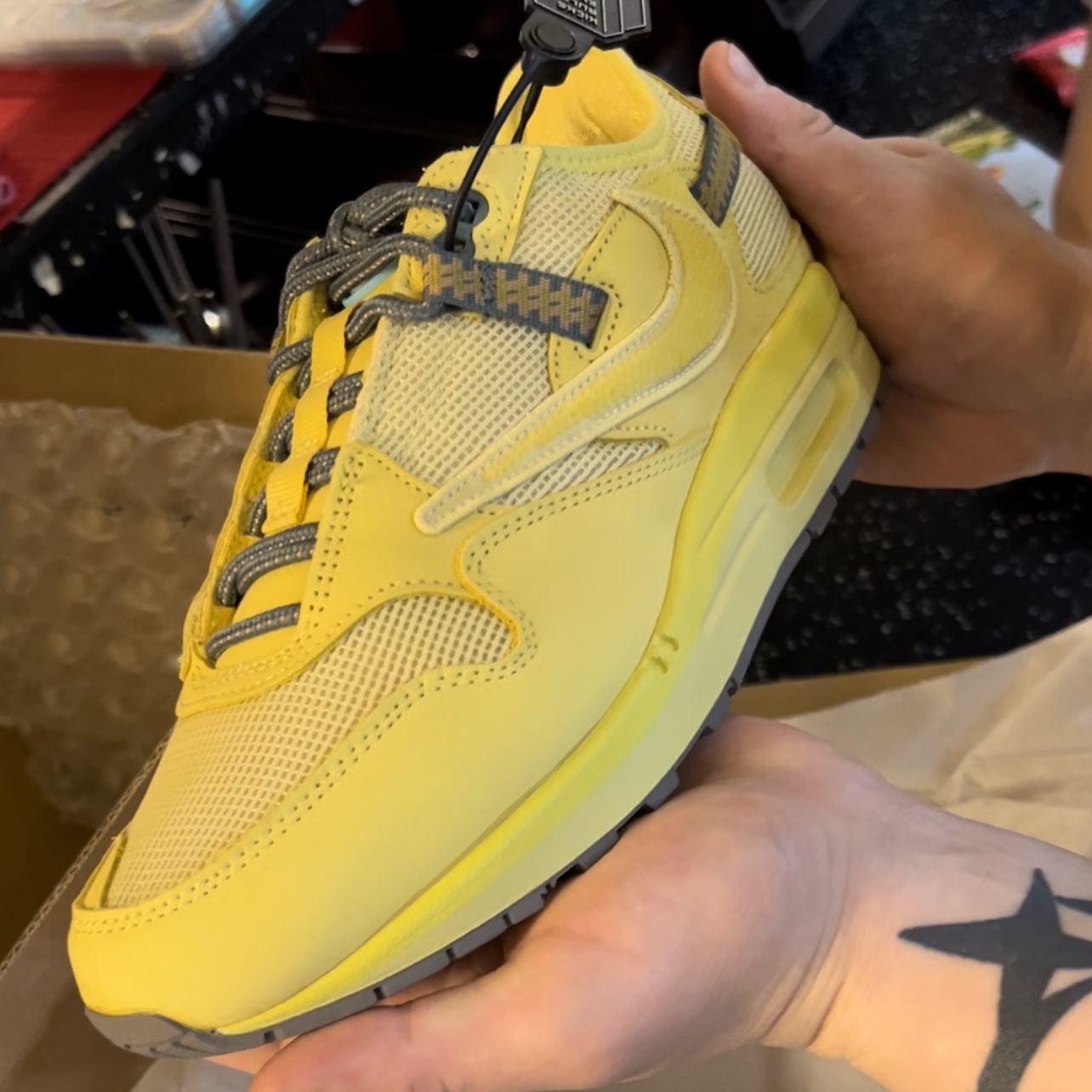 Nike x Travis Scott Air Max 1 Cact.us Gold 착용 스타일