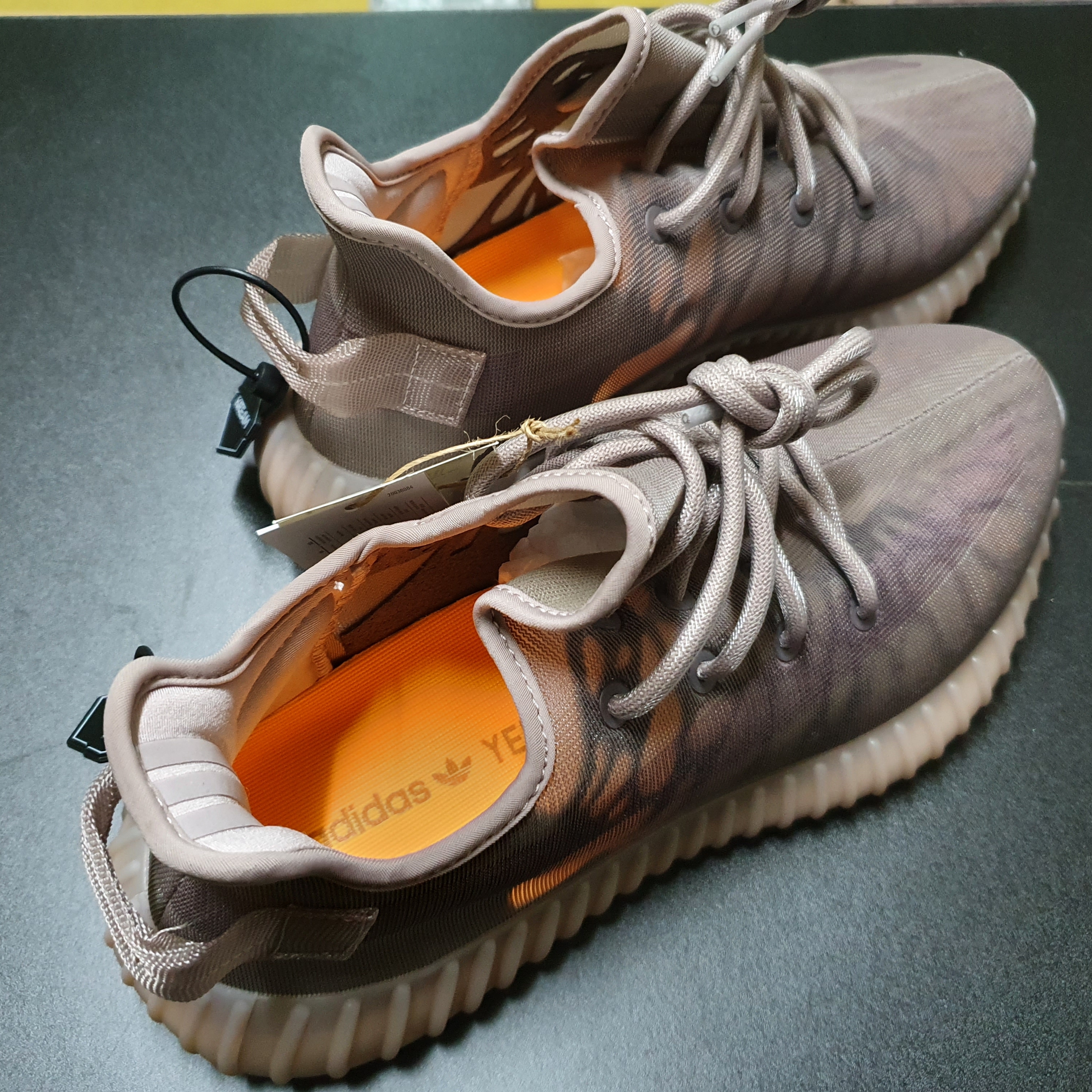 Adidas Yeezy Boost 350 V2 Mono Mist 착용 스타일 - 2