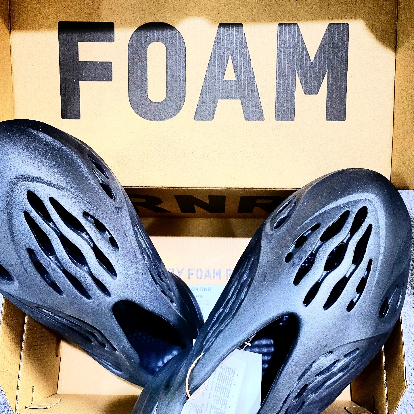 Adidas Yeezy Foam RNNR Onyx 착용 스타일 - 1