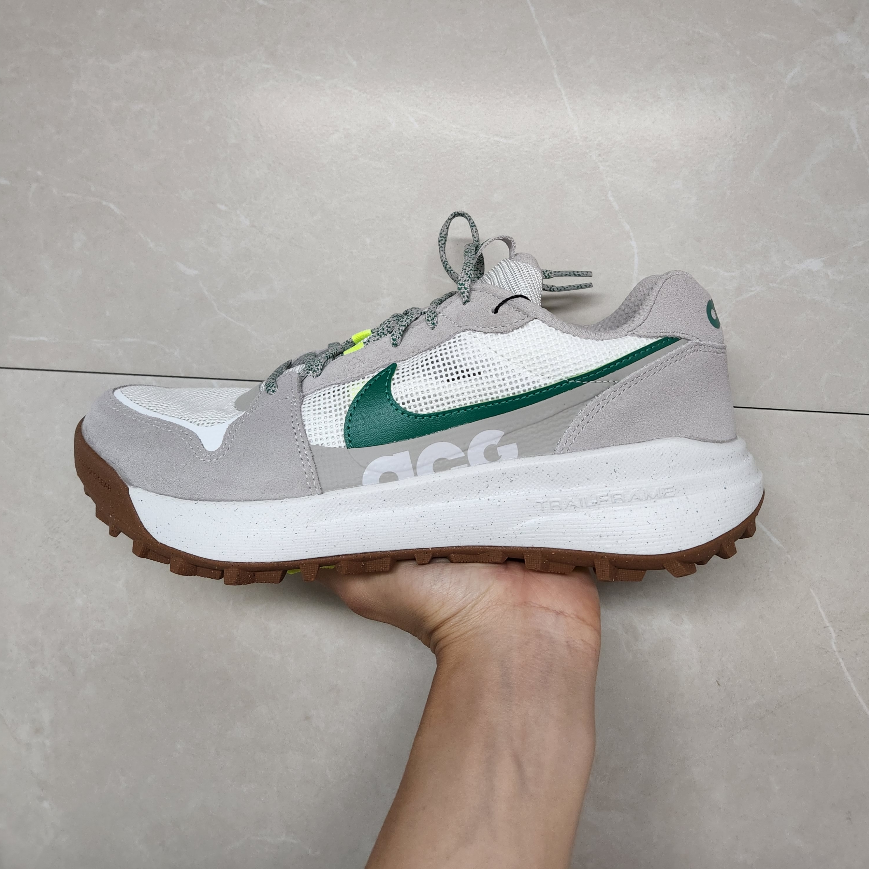 Nike ACG Lowcate Light Iron Ore 착용 스타일