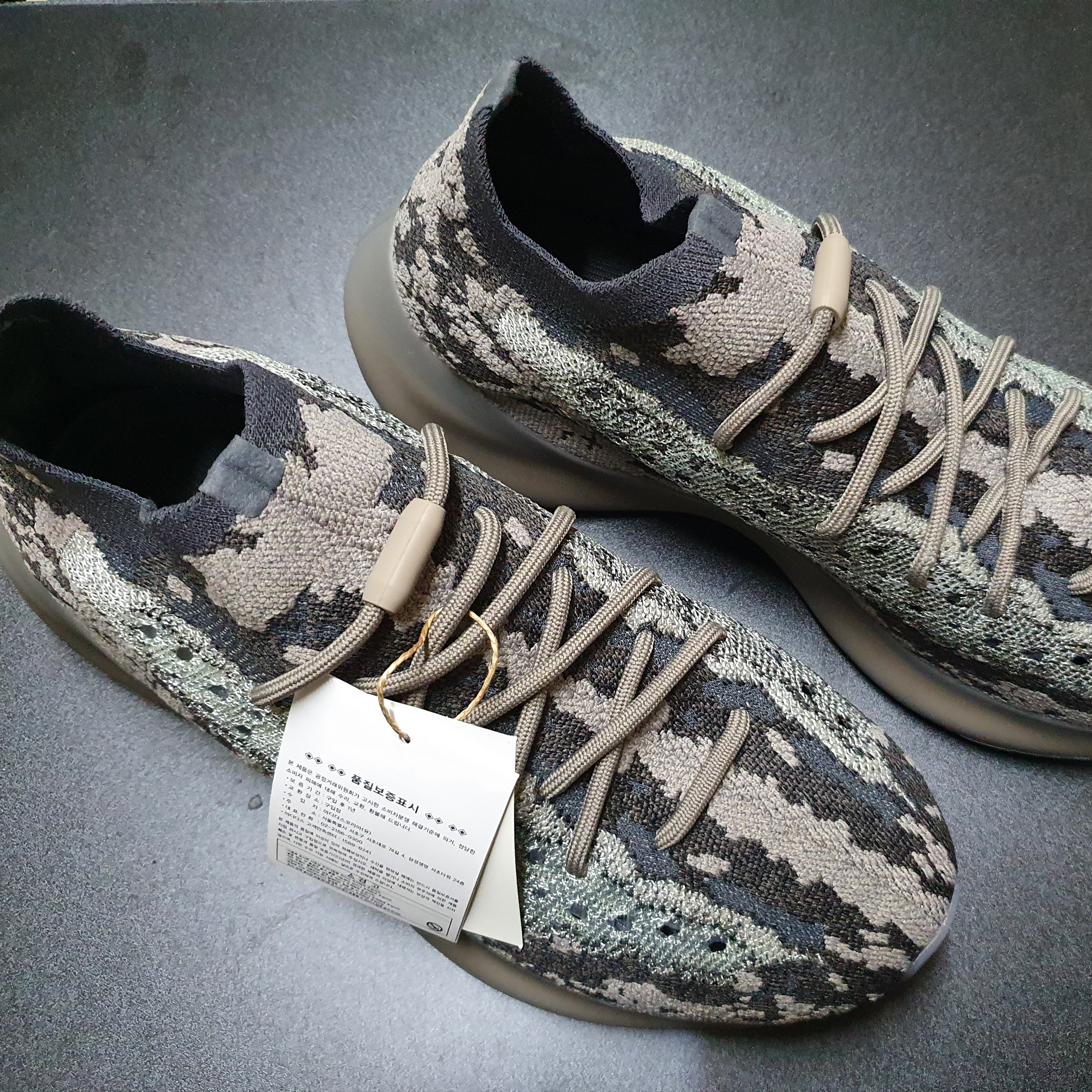 Adidas Yeezy Boost 380 Stone Salt 착용 스타일 - 5