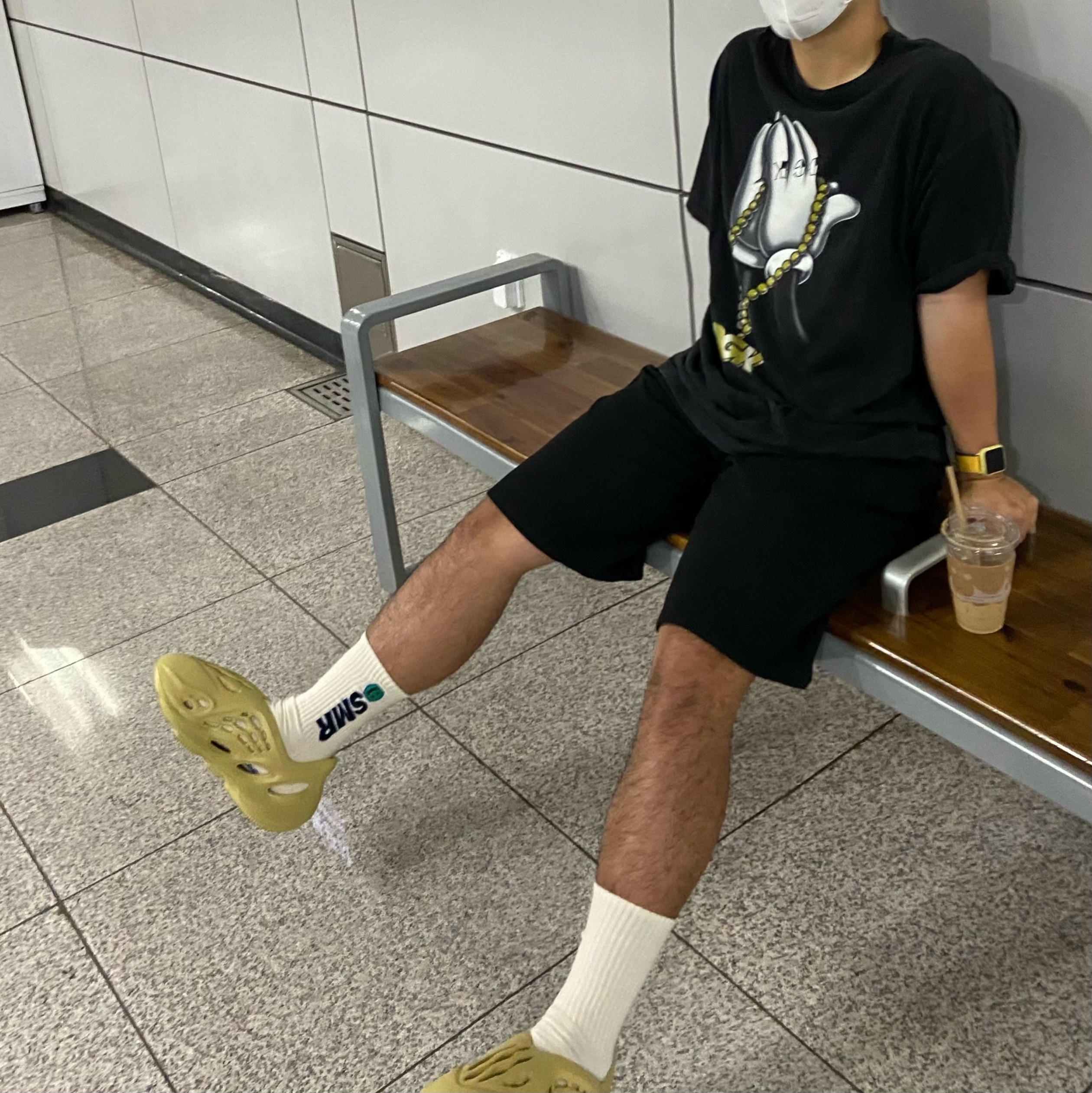 Adidas Yeezy Foam RNNR Sulfur 착용 스타일