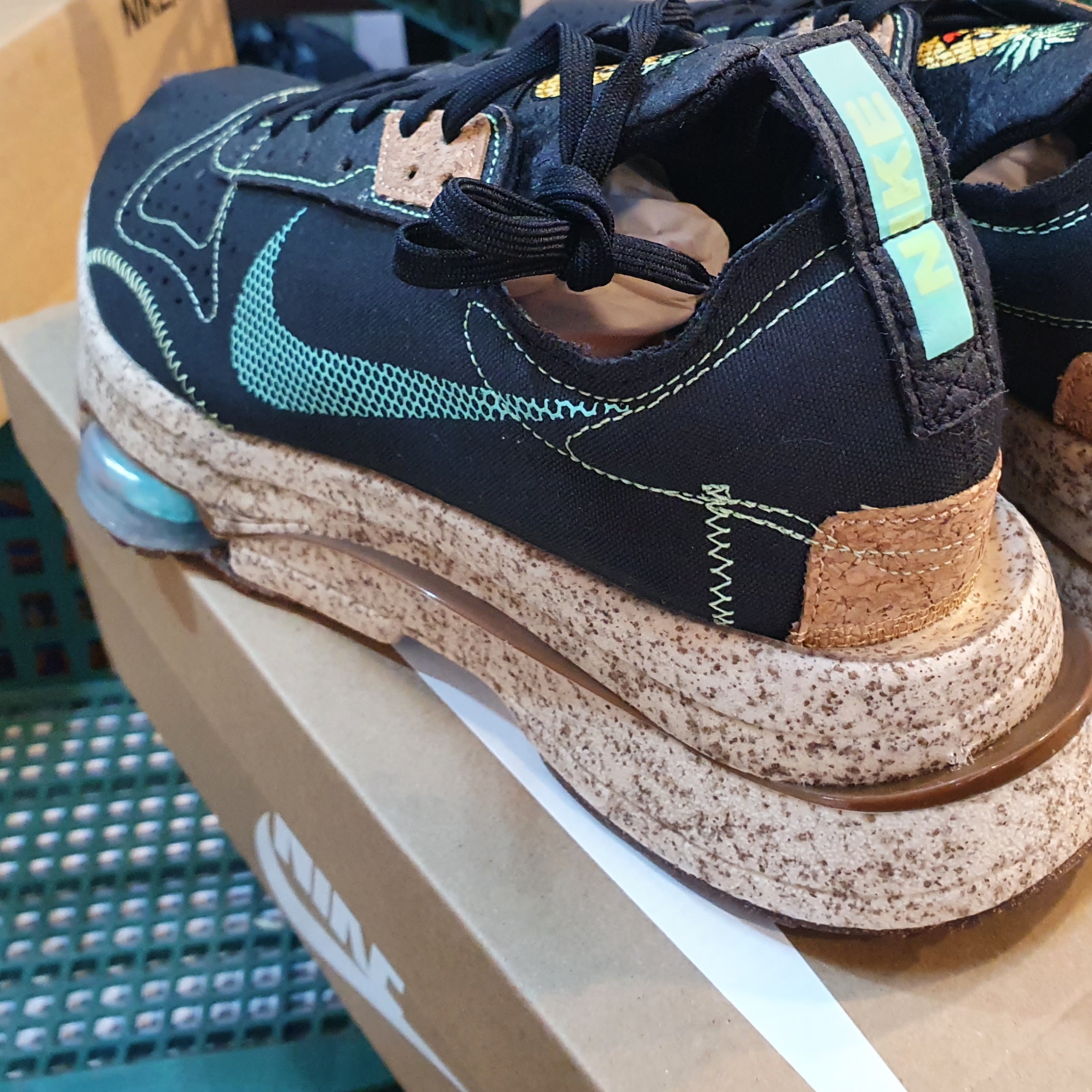 Nike Air Zoom Type PRM Black Pineapple 착용 스타일 - 3
