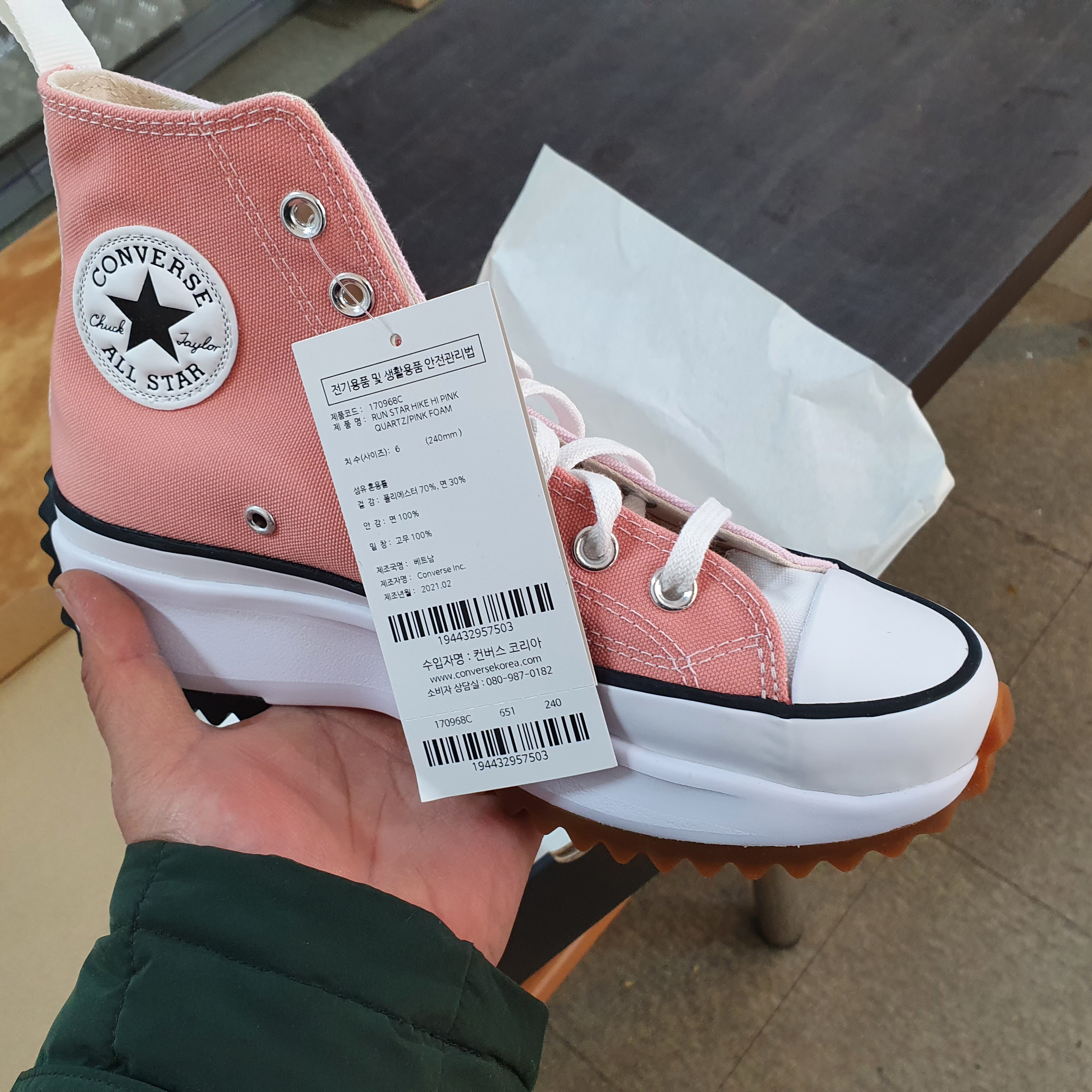 Converse Run Star Hike Hi Pink Quartz Pink Foam 착용 스타일 - 2