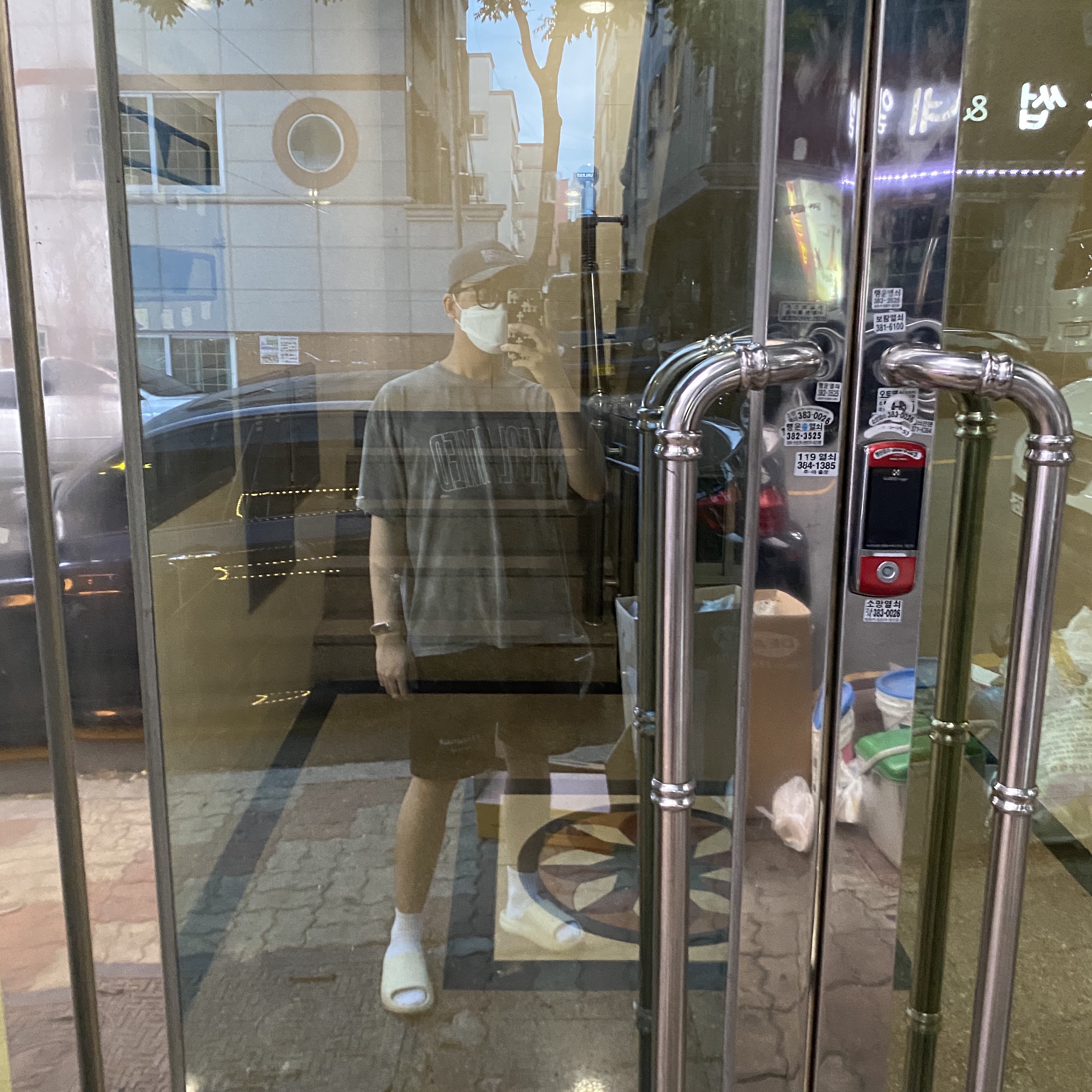Adidas Yeezy Slide Bone, Essentials Sweatshorts Black 2020 착용 스타일
