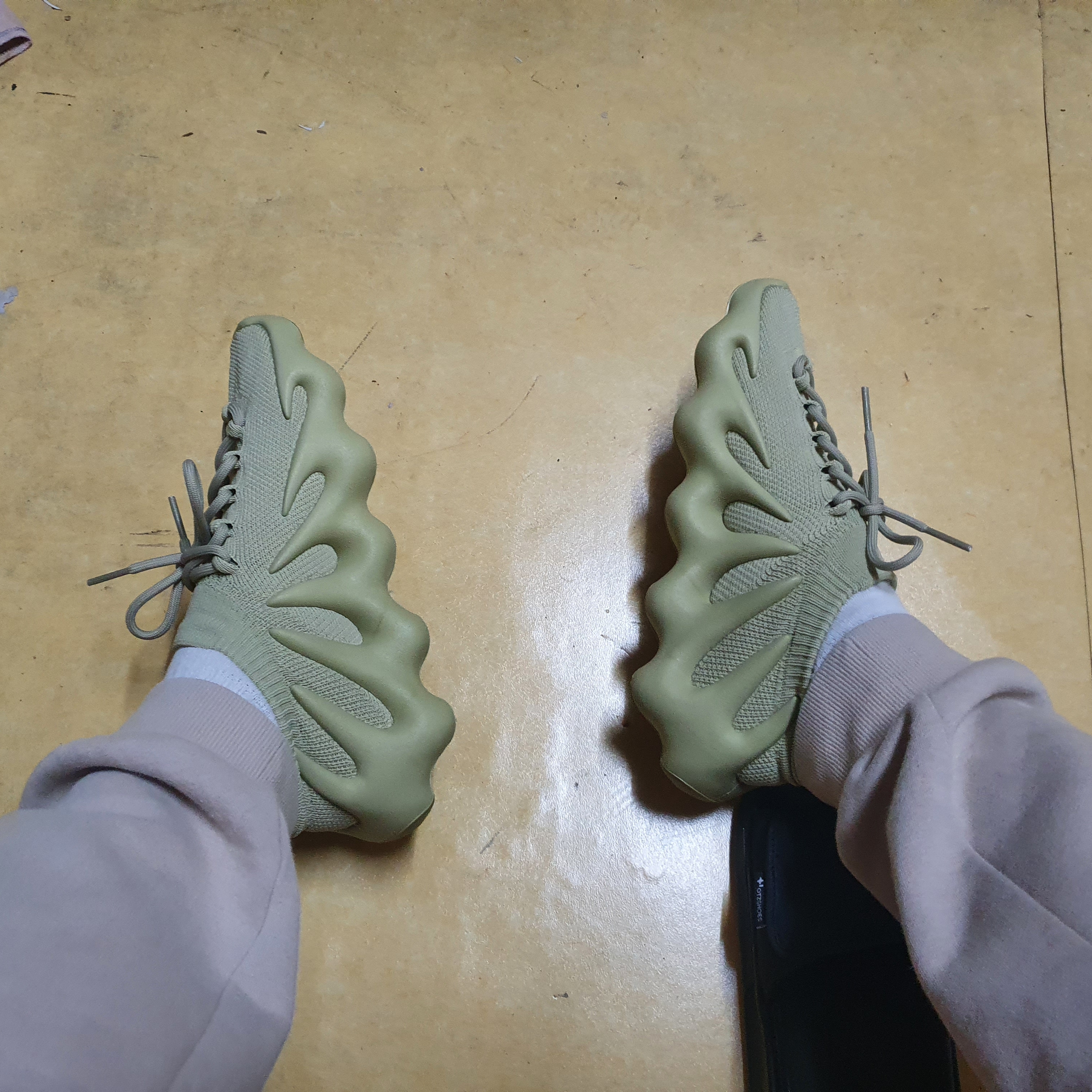 Adidas Yeezy 450 Resin 착용 스타일 - 2