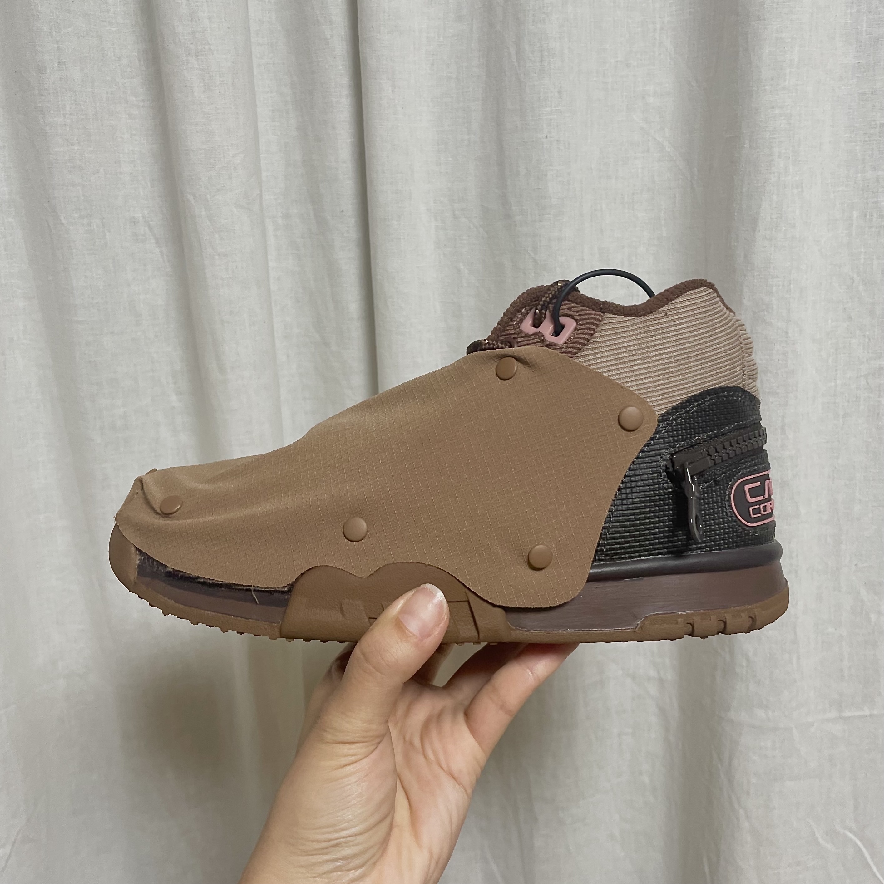 Nike x Travis Scott Air Trainer 1 Archaeo Brown and Rust Pink 착용 스타일 - 1