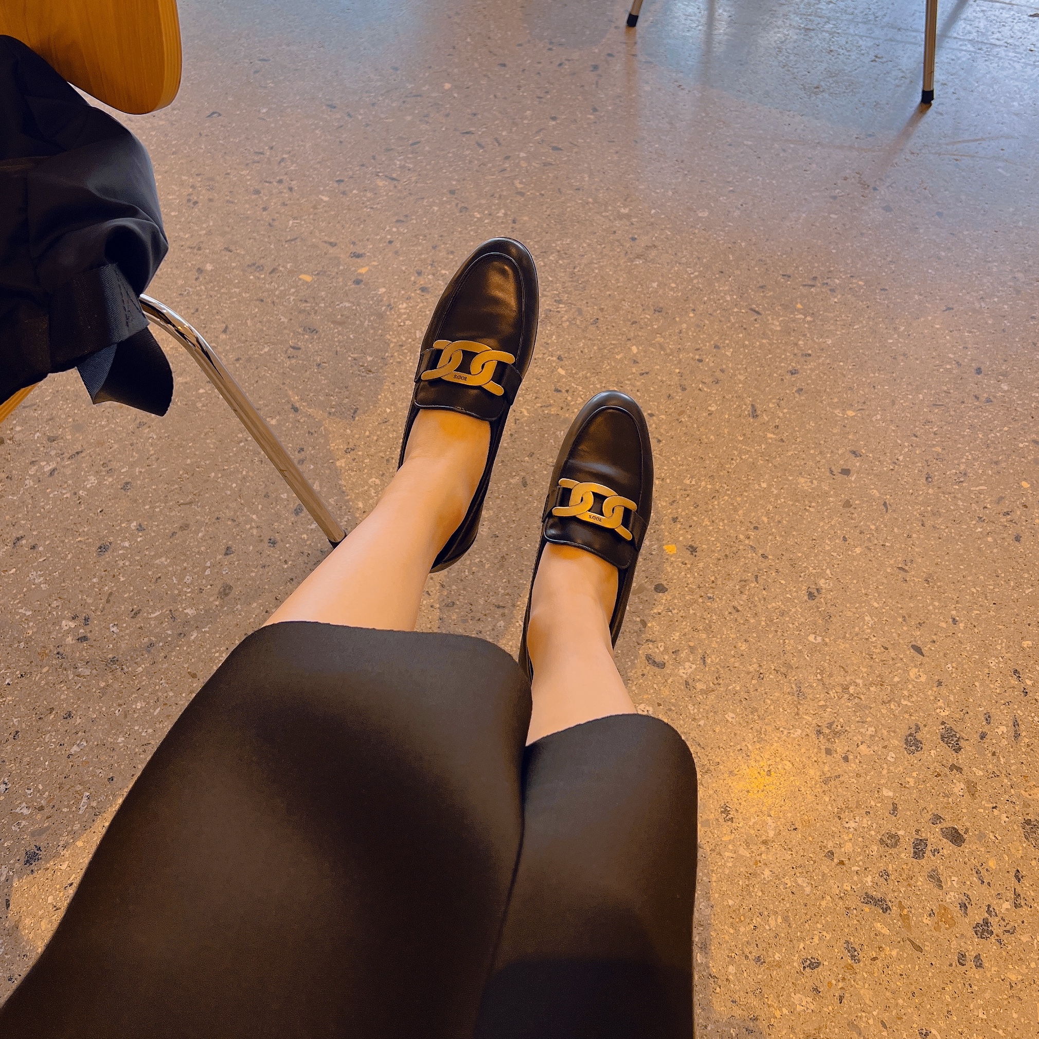 (W) Tod's Kate Metal Logo Leather Loafers Black 착용 스타일