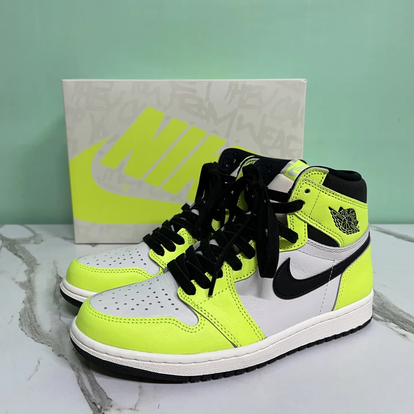 Jordan 1 Retro High OG Volt 착용 스타일 - 1