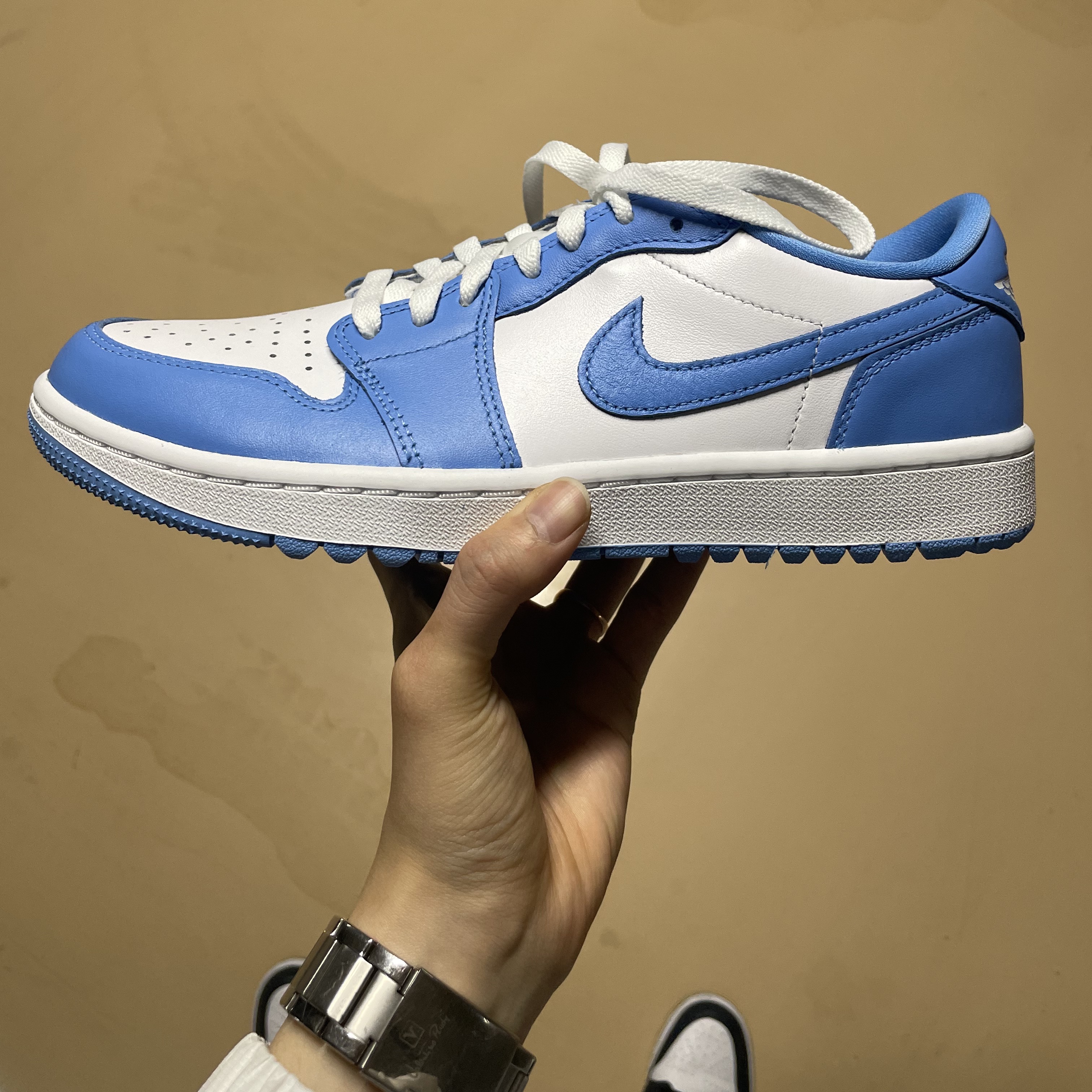 Jordan 1 Low Golf White and University Blue 착용 스타일