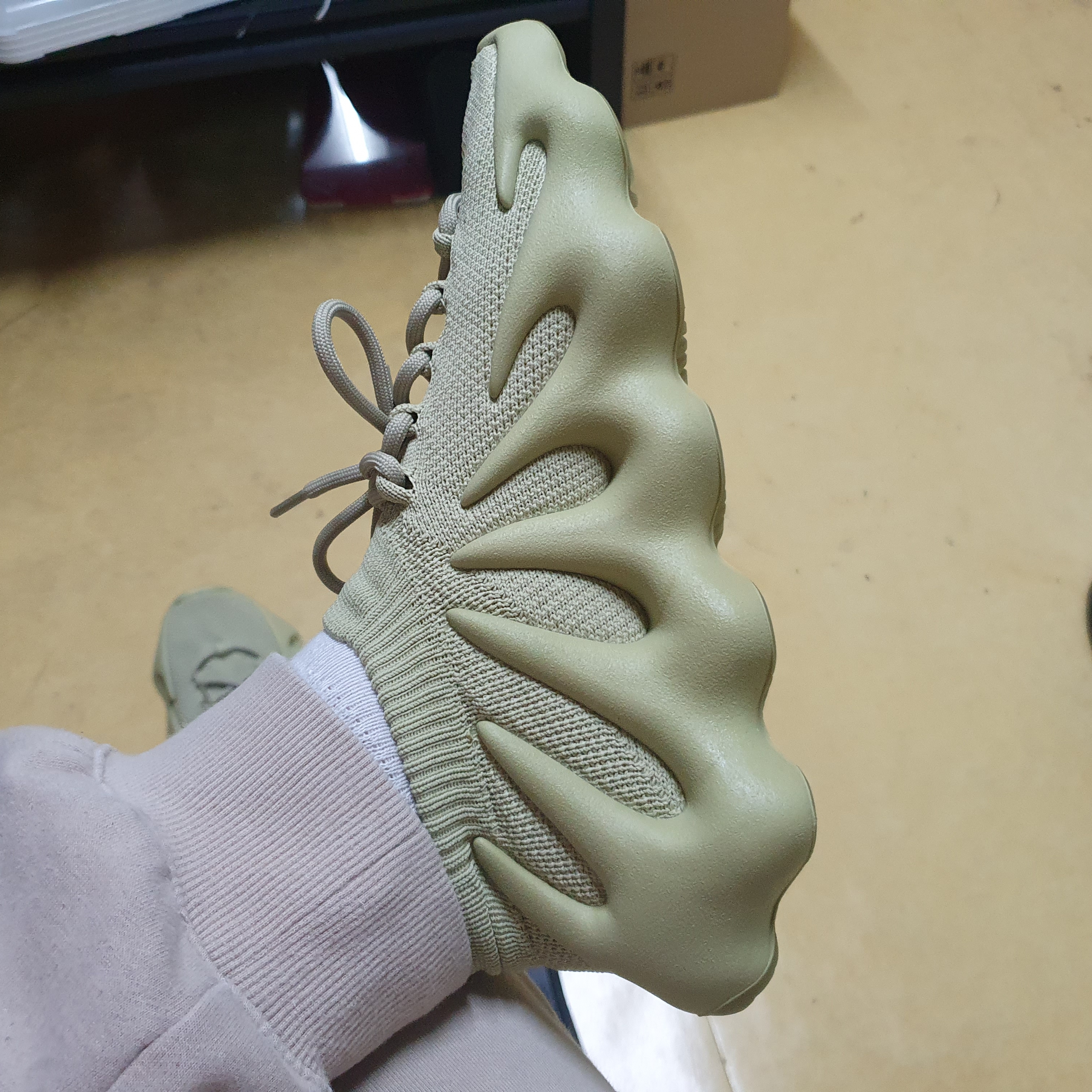 Adidas Yeezy 450 Resin 착용 스타일 - 4