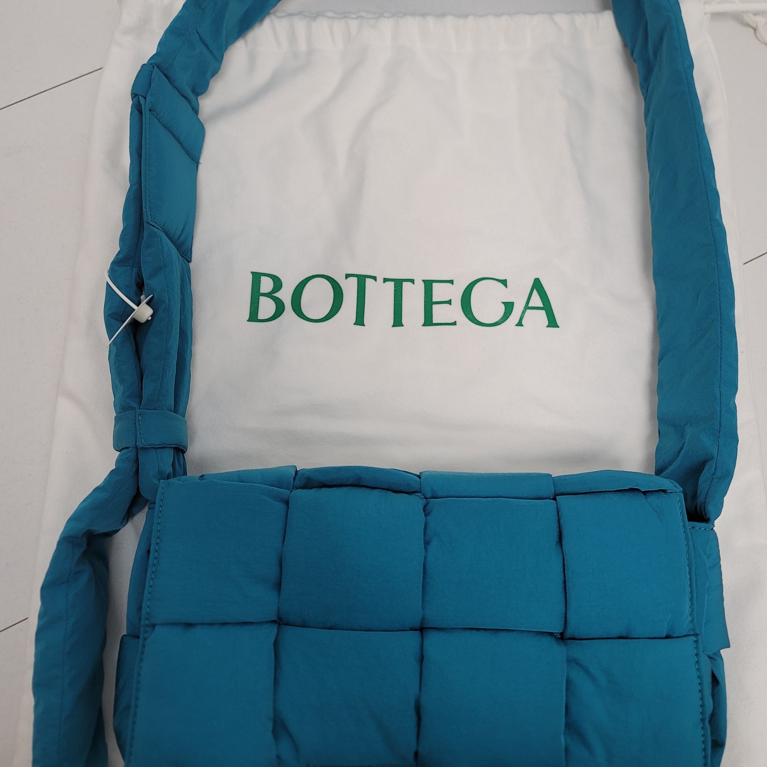 Bottega Veneta Padded Tech Cassette Blaster 착용 스타일