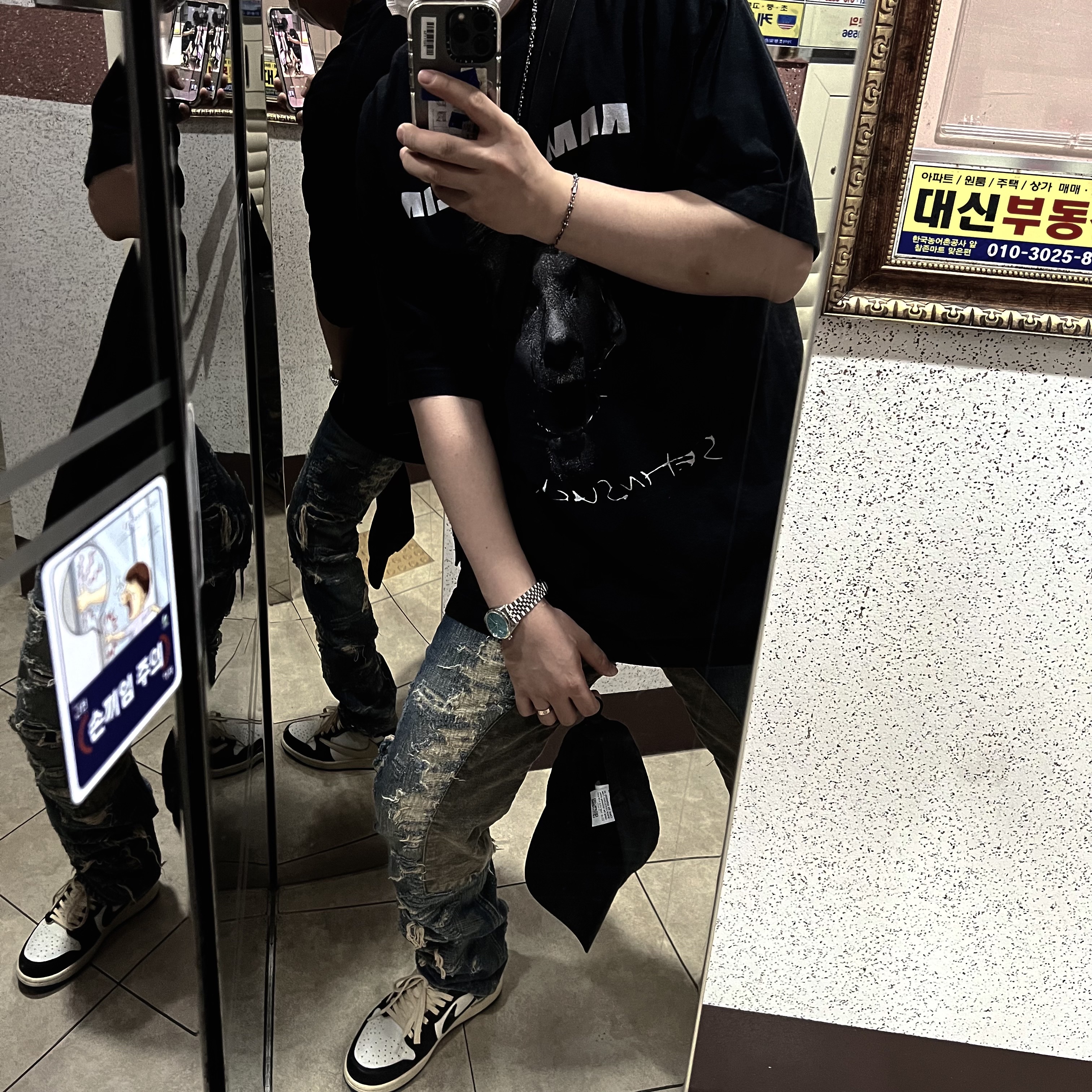 Jordan 1 x Travis Scott x Fragment Retro Low OG SP Military Blue, Casetify x Ader Error Sketch Impact iPhone Case 착용 스타일